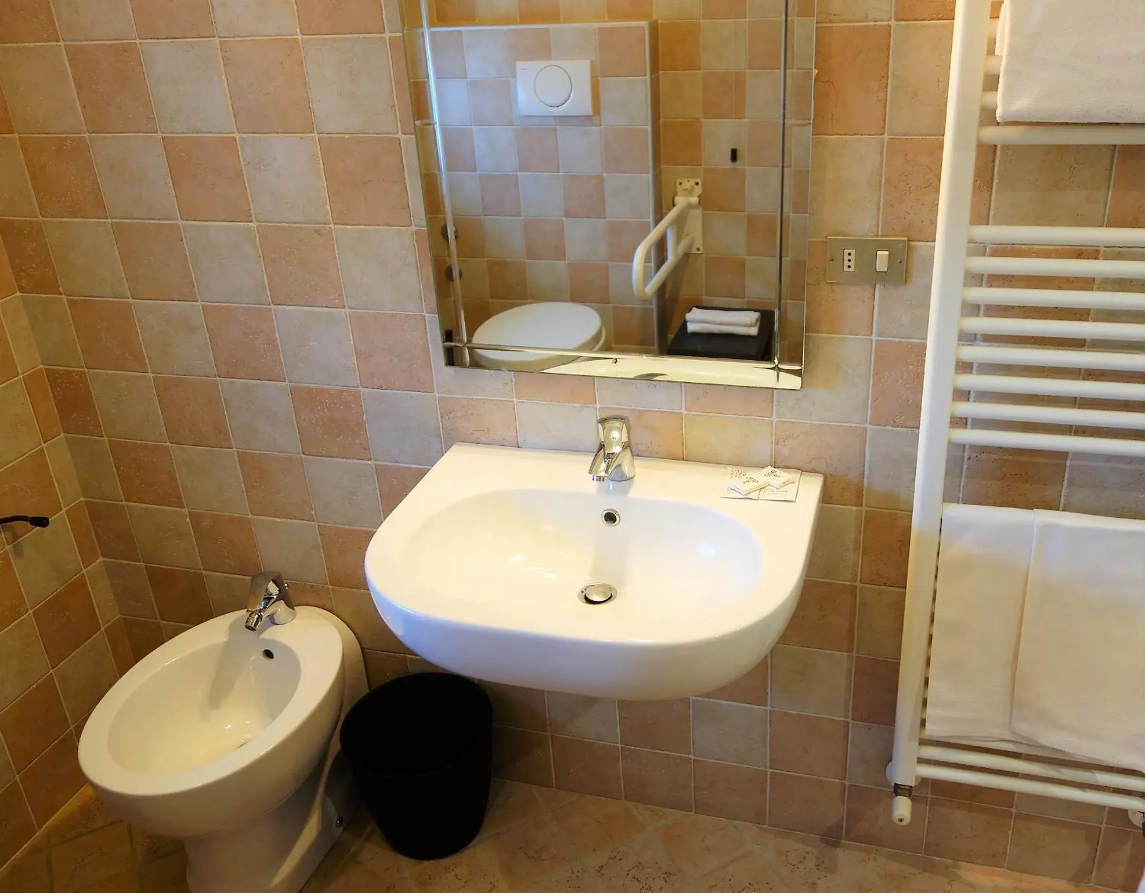 Bathroom in Euromotel Croce Bianca