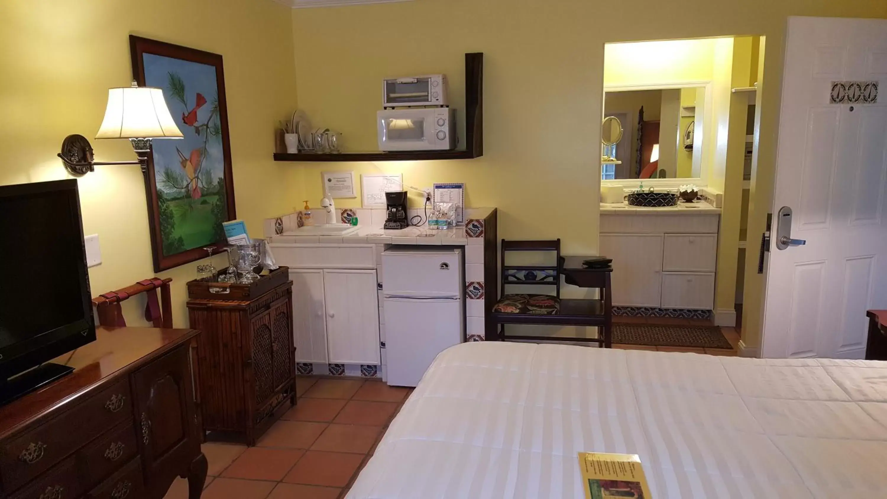 Photo of the whole room, Kitchen/Kitchenette in The Caribbean Court Boutique Hotel