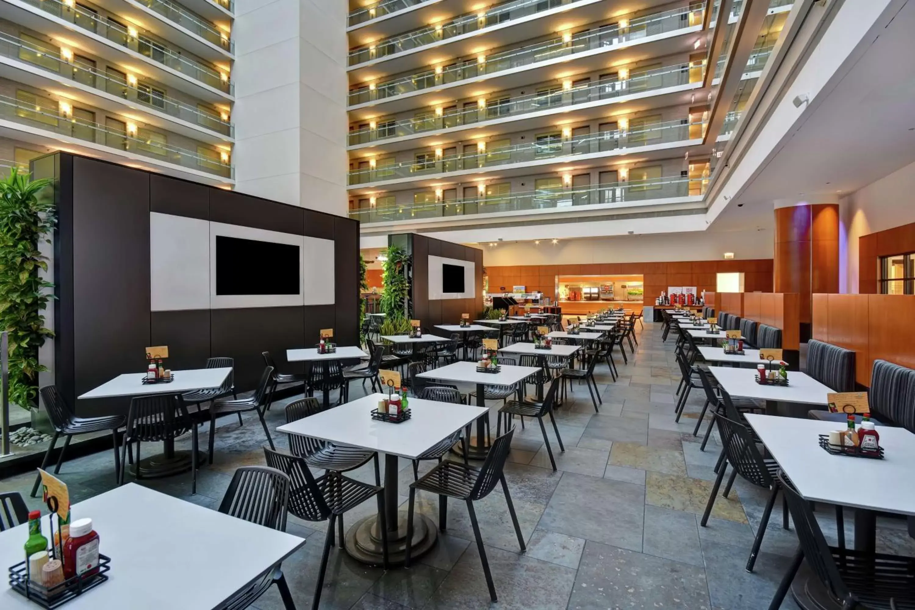 Breakfast, Restaurant/Places to Eat in Embassy Suites by Hilton Chicago Downtown Magnificent Mile