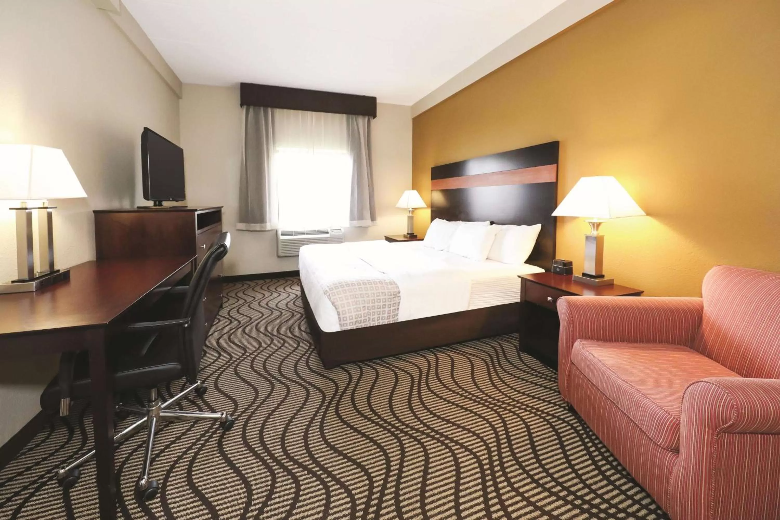 Photo of the whole room, Bed in La Quinta Inn by Wyndham Sandusky near Cedar Point