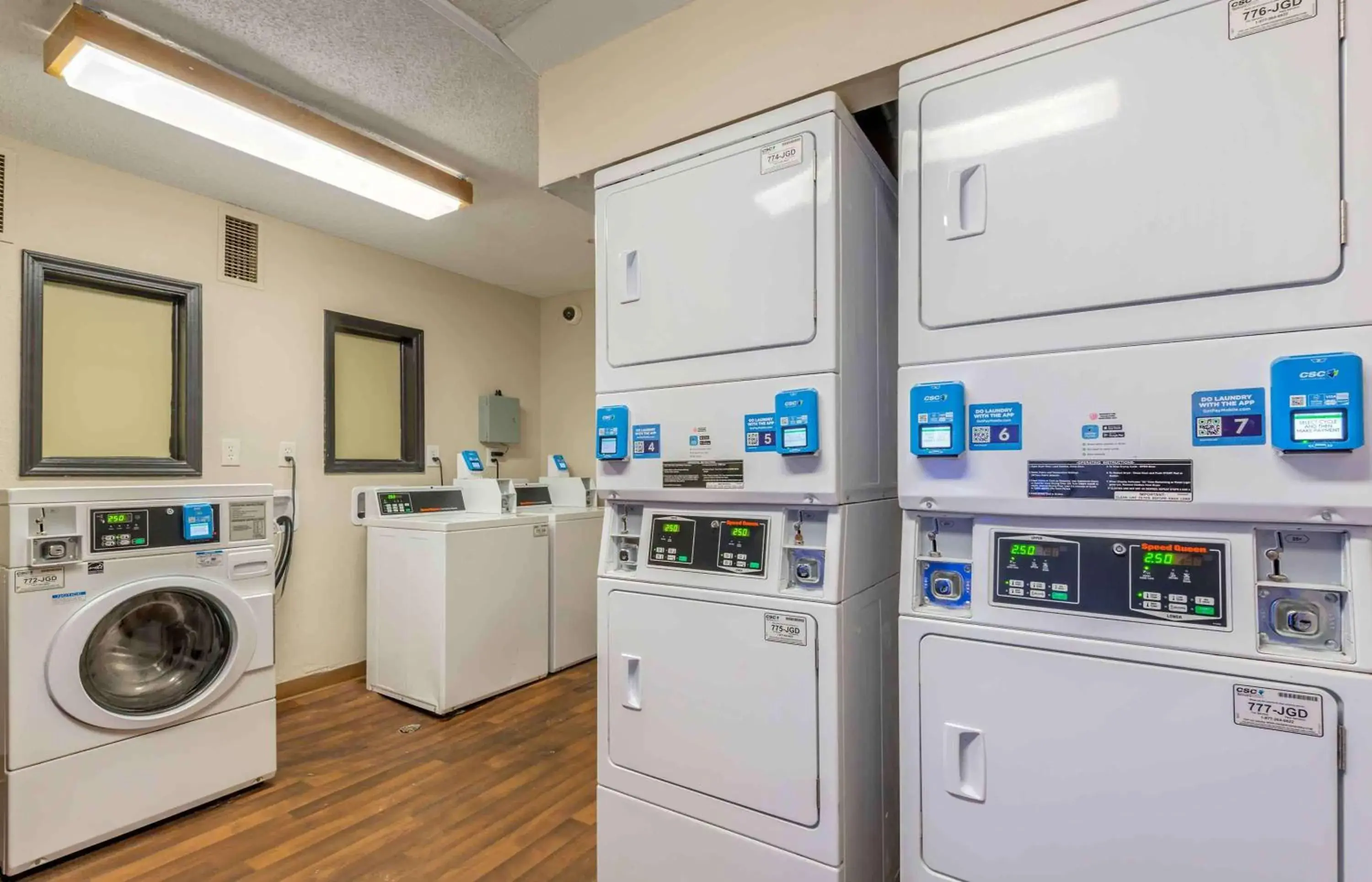 Property building in Extended Stay America Select Suites - Charlotte - Tyvola Rd - Executive Park Property building in Extended Stay America Select Suites - Charlotte - Tyvola Rd - Executive Park