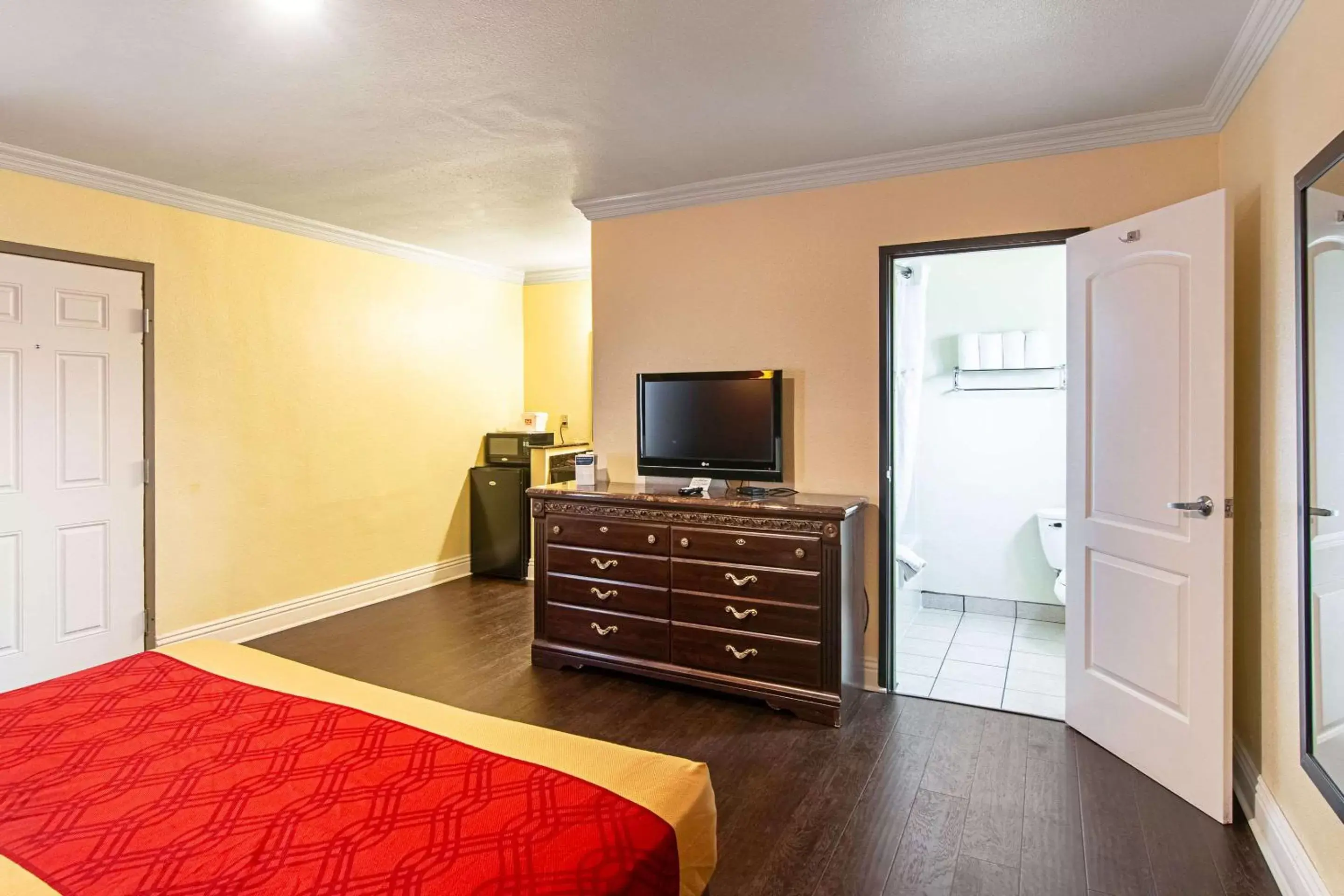 Photo of the whole room, TV/Entertainment Center in Econo Lodge Long Beach I-405