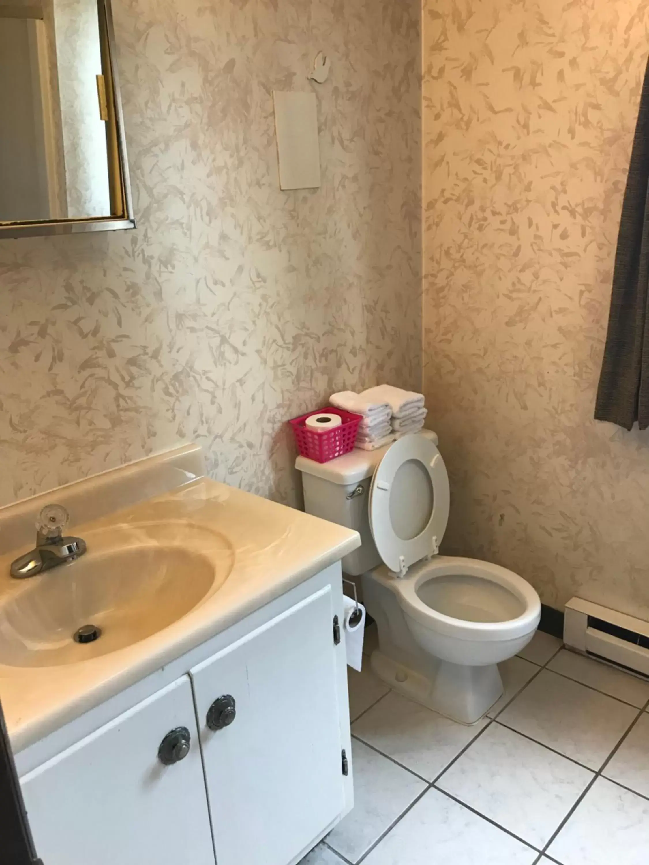 Bathroom in Simmons Motel and Suites