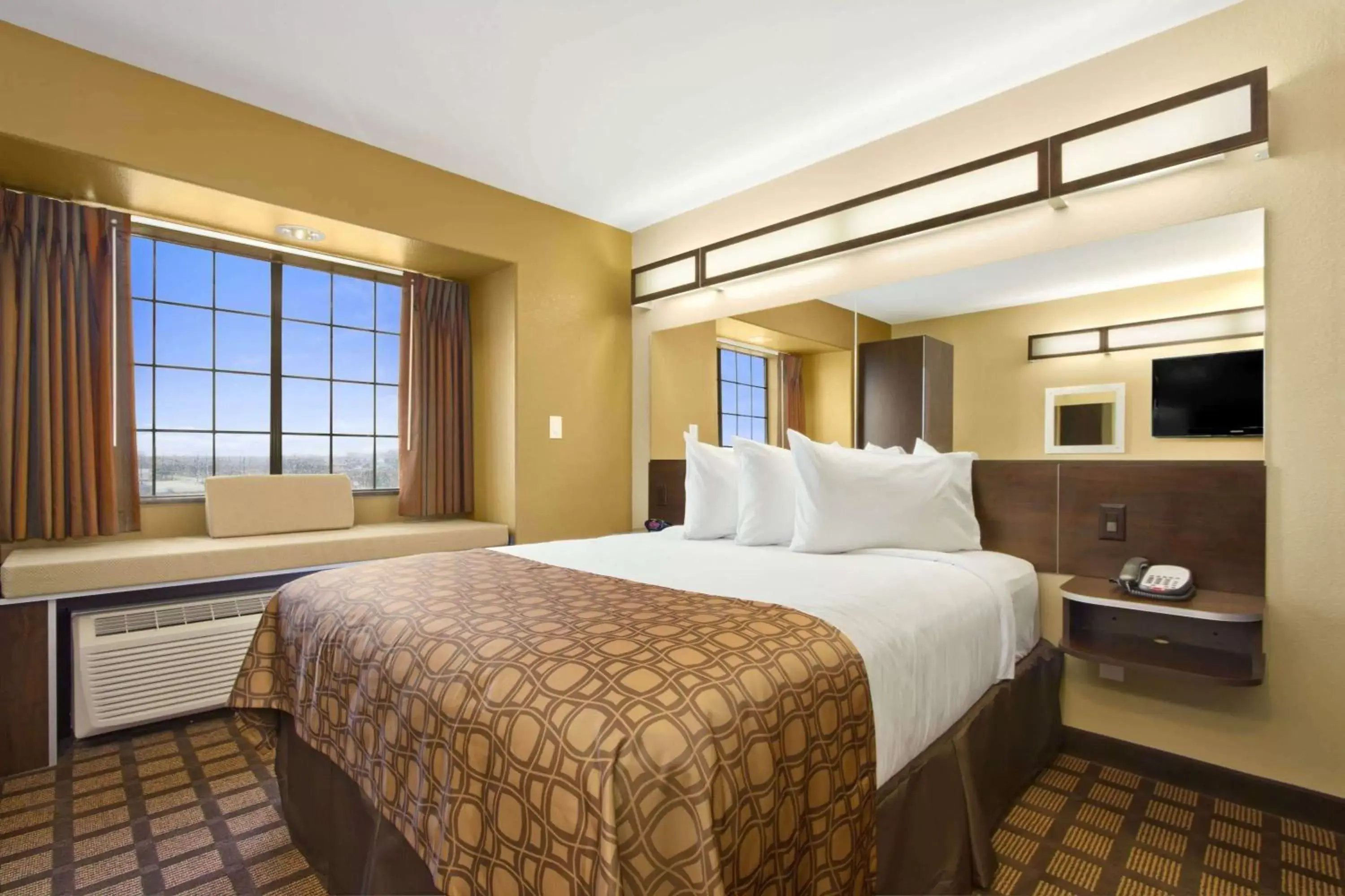Photo of the whole room, Bed in Microtel Inn & Suites by Wyndham Round Rock
