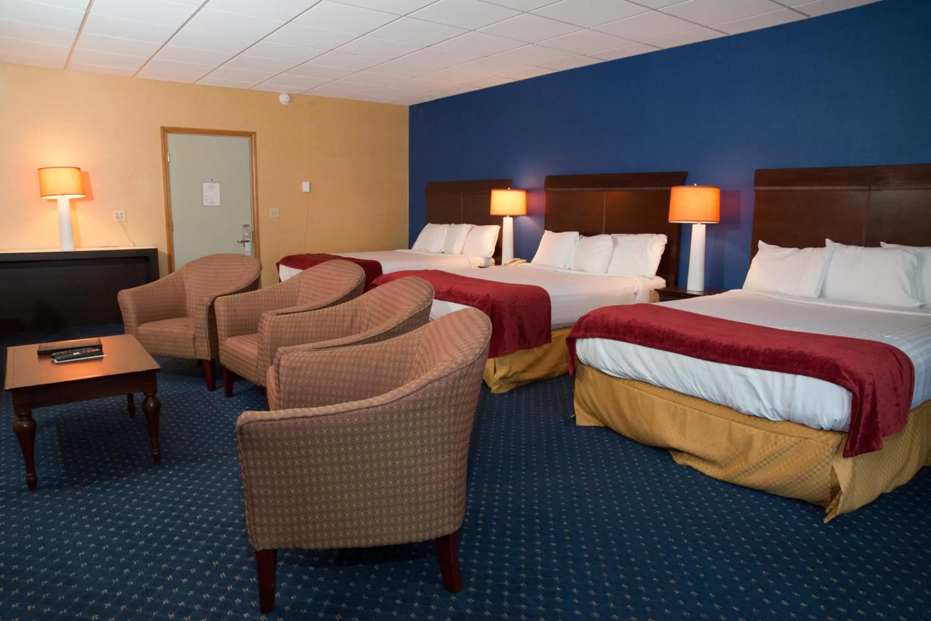 Seating area, Bed in Hampton Falls Inn Seating area, Bed in Hampton Falls Inn