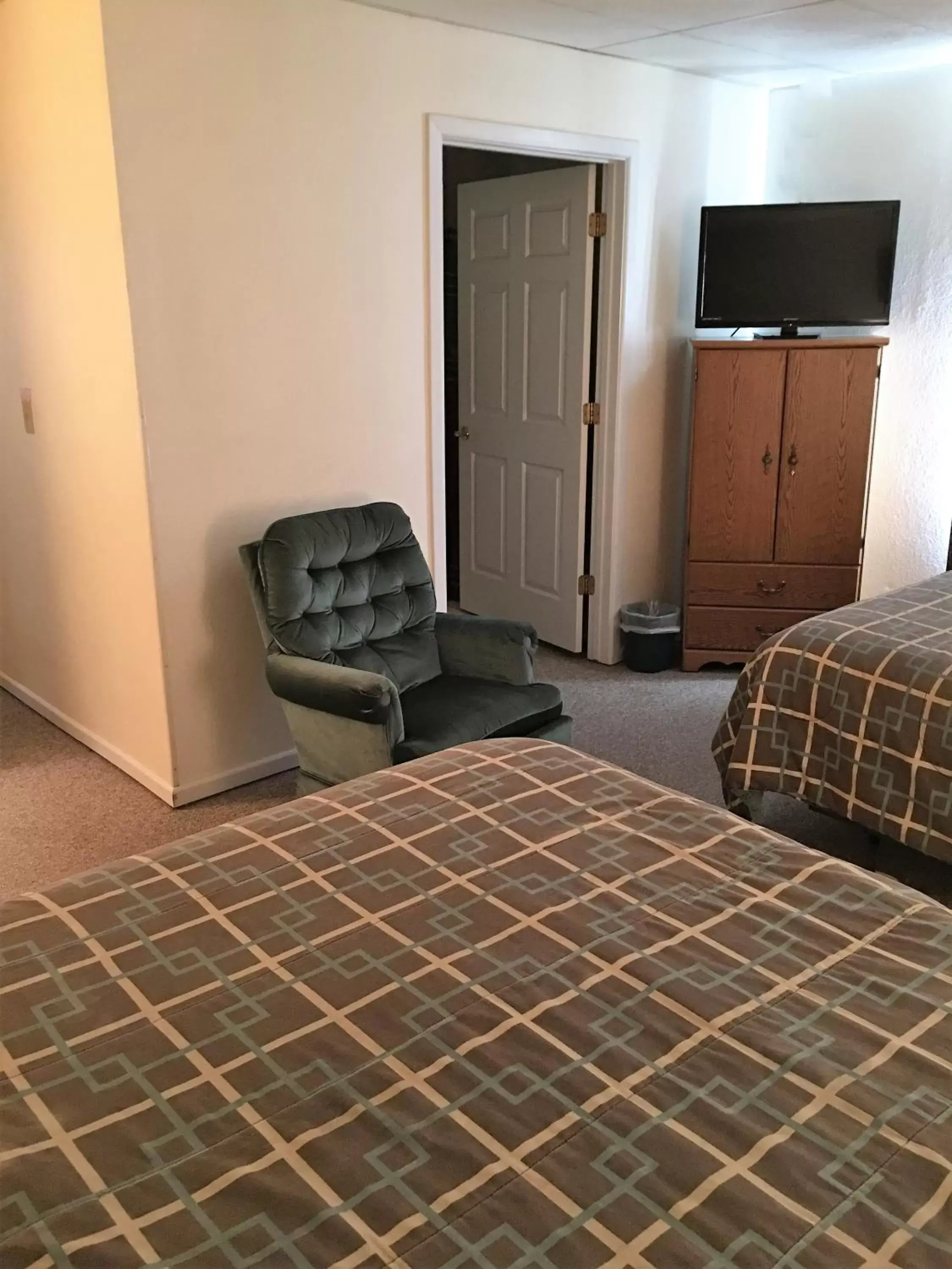 Photo of the whole room, Bed in Hunters Lodge Motel
