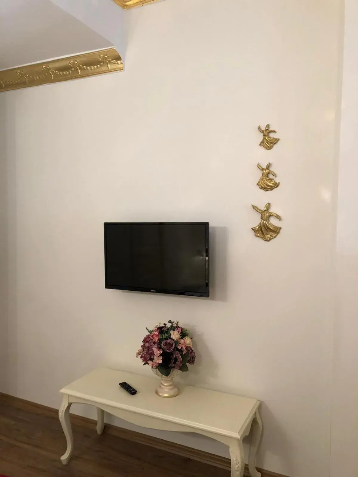 Communal lounge/ TV room, TV/Entertainment Center in Le Safran Suite