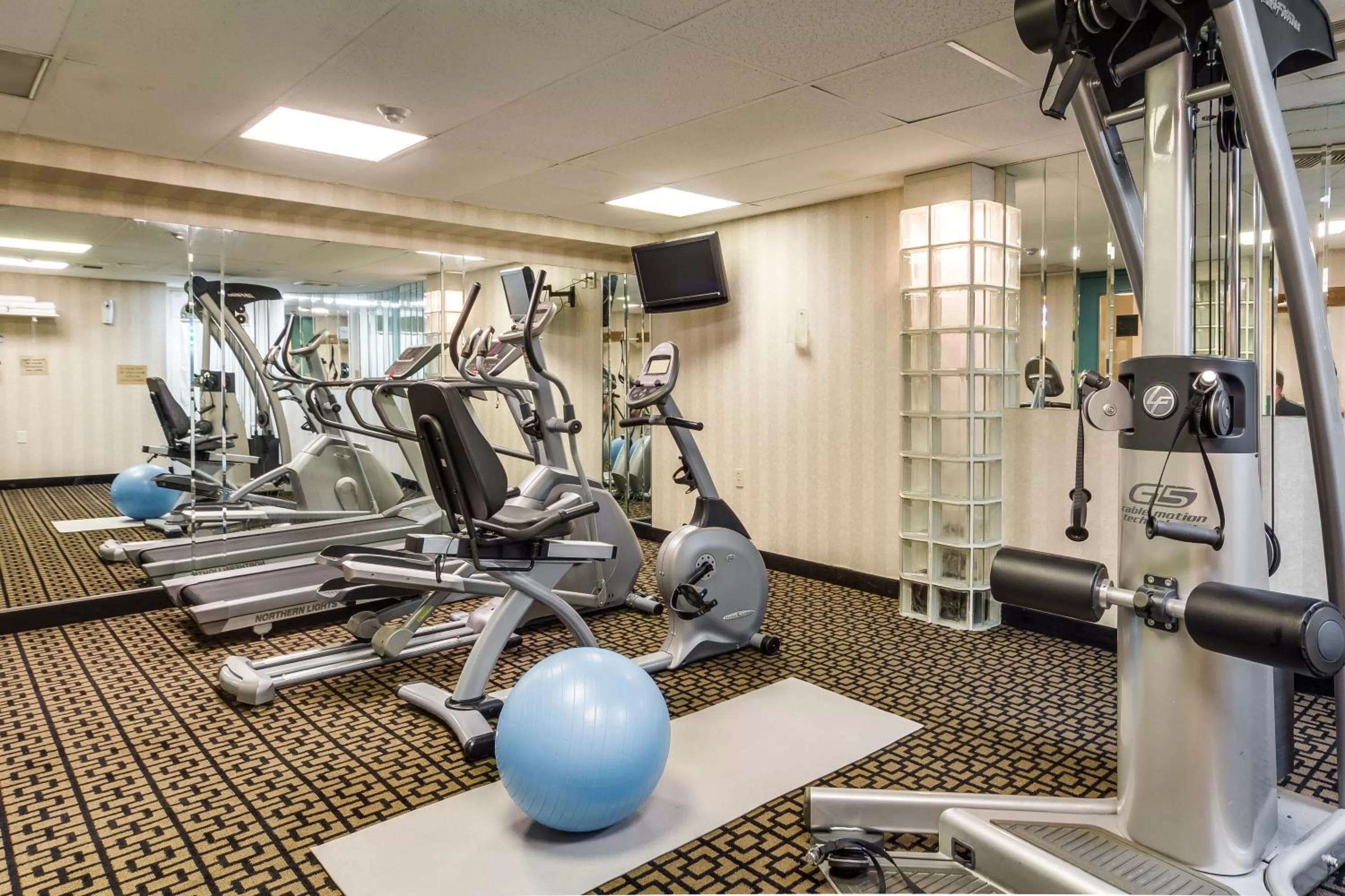 Fitness centre/facilities in Monte Carlo Inn Oakville Suites