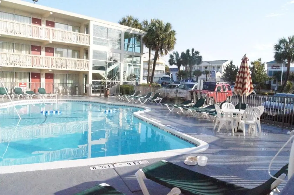 Swimming pool in Oceanfront Viking Motel