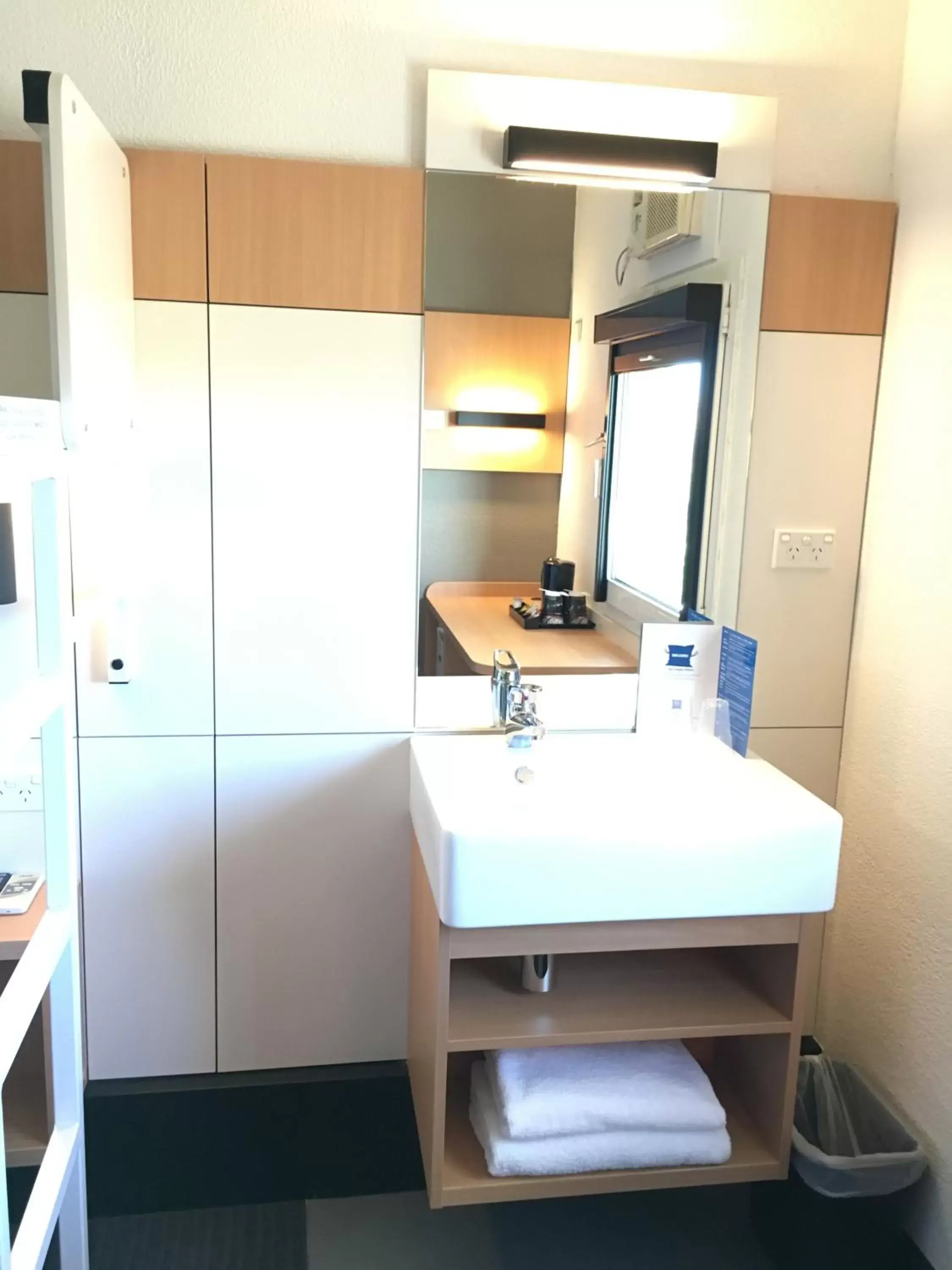 Bathroom in ibis Budget - Enfield