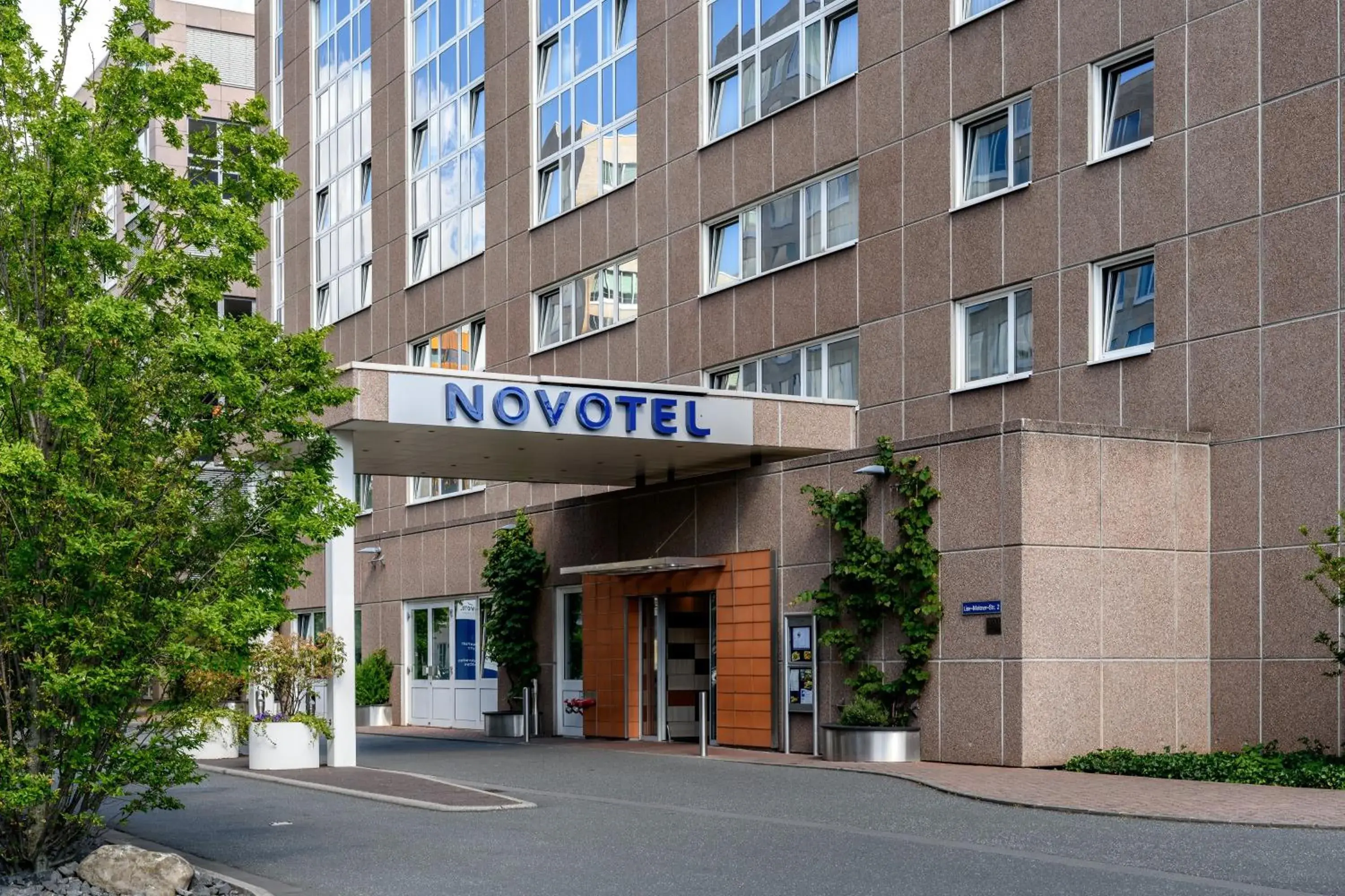 Facade/entrance in Novotel Frankfurt City