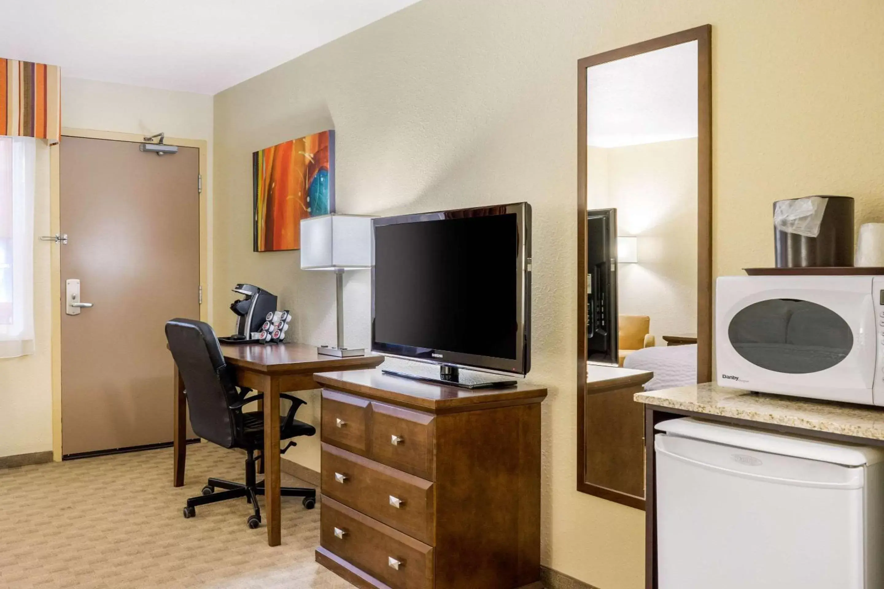 Photo of the whole room, TV/Entertainment Center in Quality Inn Winkler