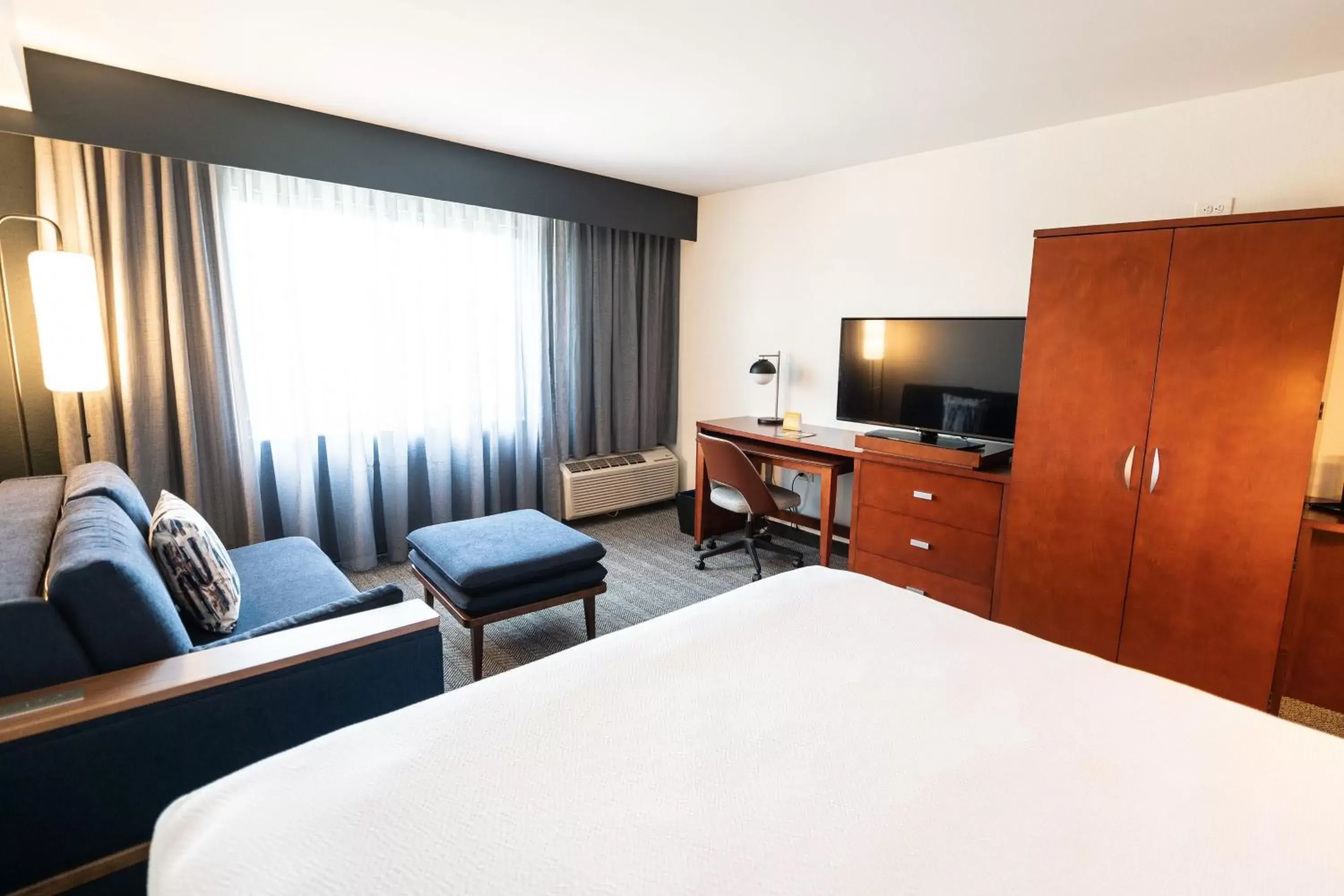 Photo of the whole room, TV/Entertainment Center in Courtyard by Marriott Philadelphia Springfield