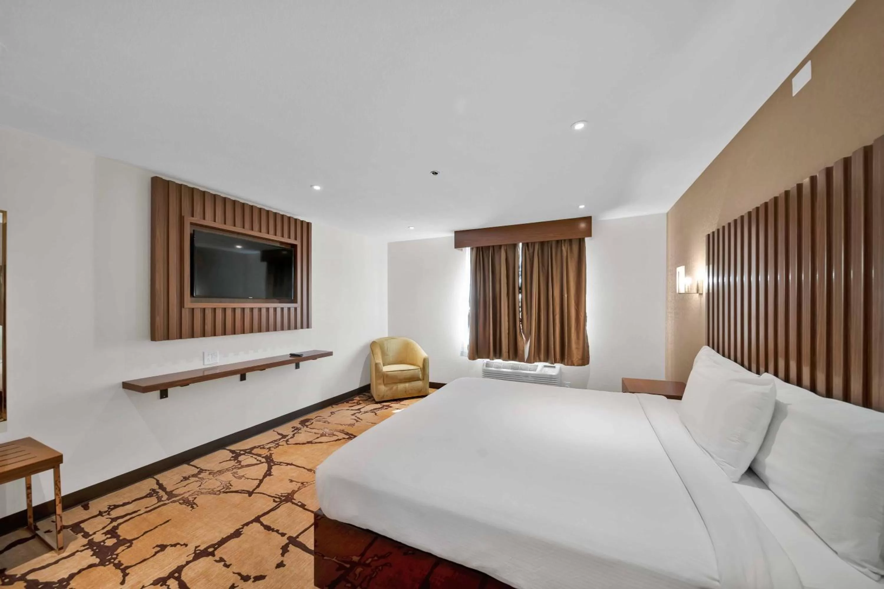 Bedroom, Bed in Baymont by Wyndham Anderson