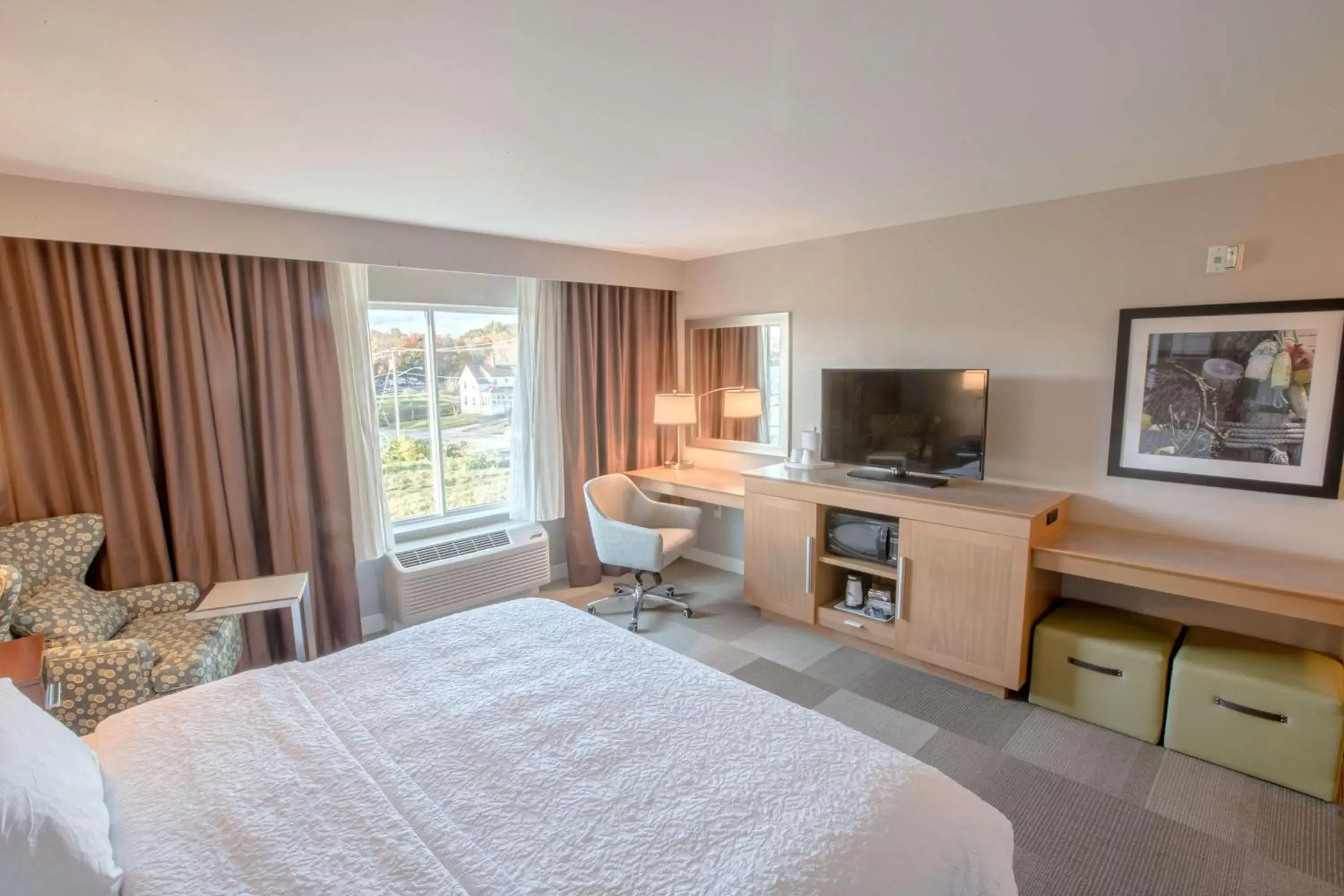 King Room with Roll In Shower - Mobility Access/Non-Smoking in Hampton Inn by Hilton Amesbury, MA King Room with Roll In Shower - Mobility Access/Non-Smoking in Hampton Inn by Hilton Amesbury, MA