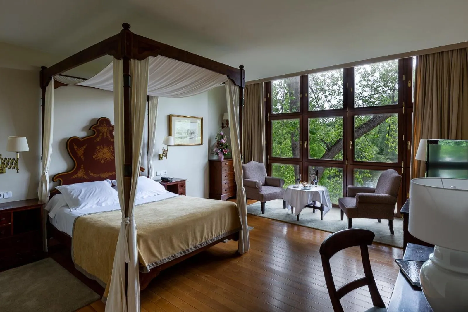 Photo of the whole room, Bed in Parador de Gijón