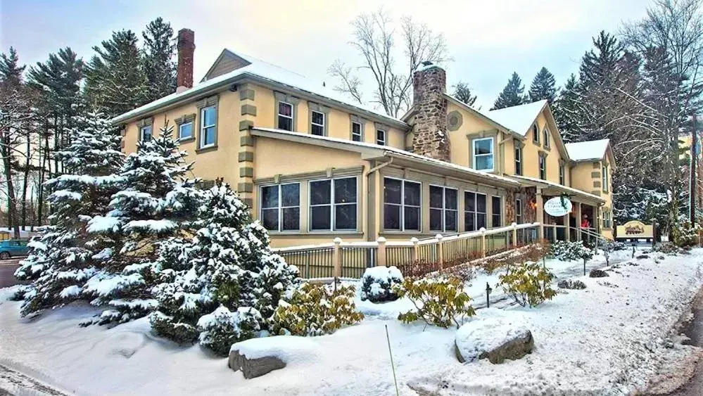 Property building, Winter in Woodfield Manor - A Sundance Vacations Property