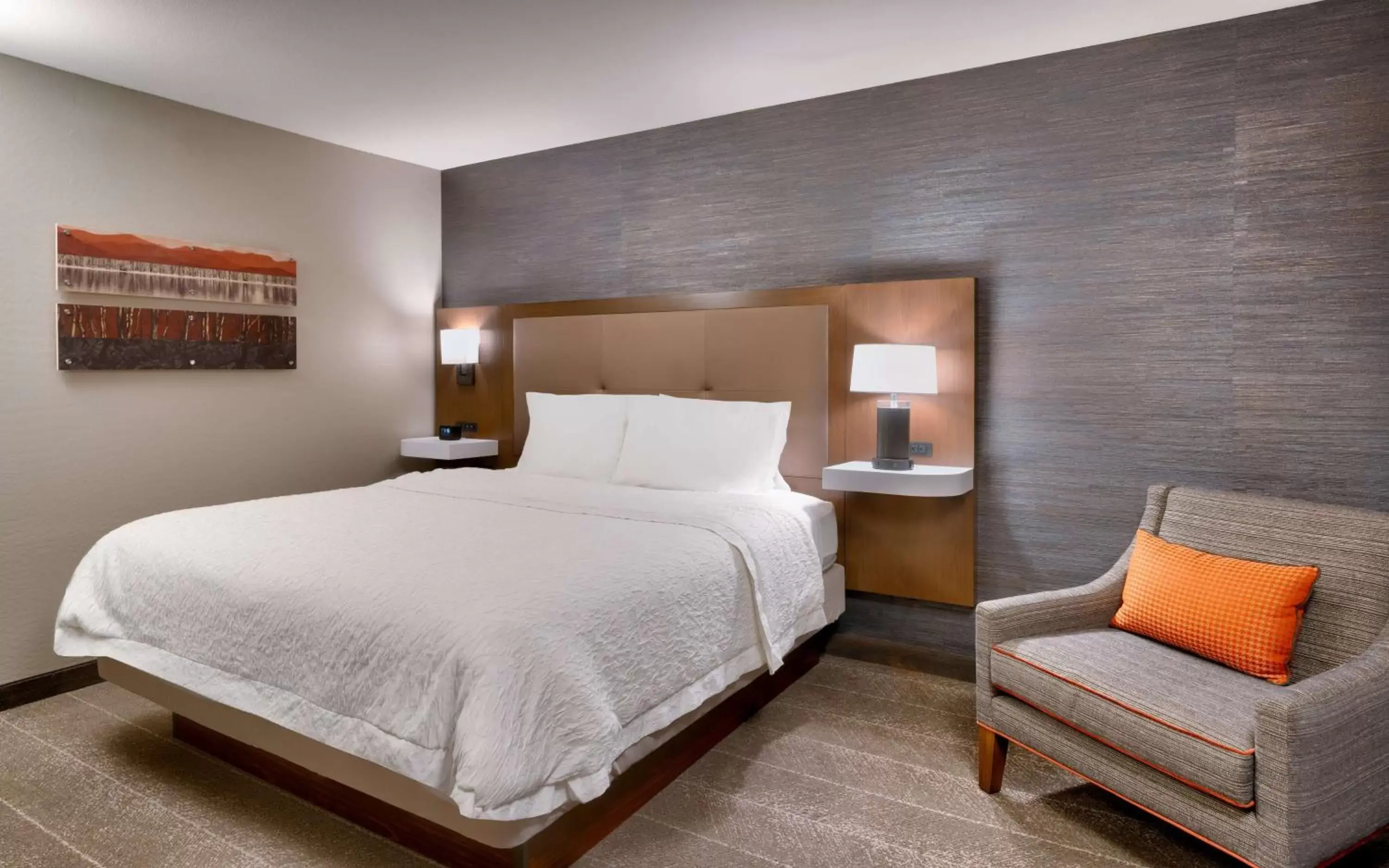 Living room, Bed in Hampton Inn & Suites Show Low-Pinetop