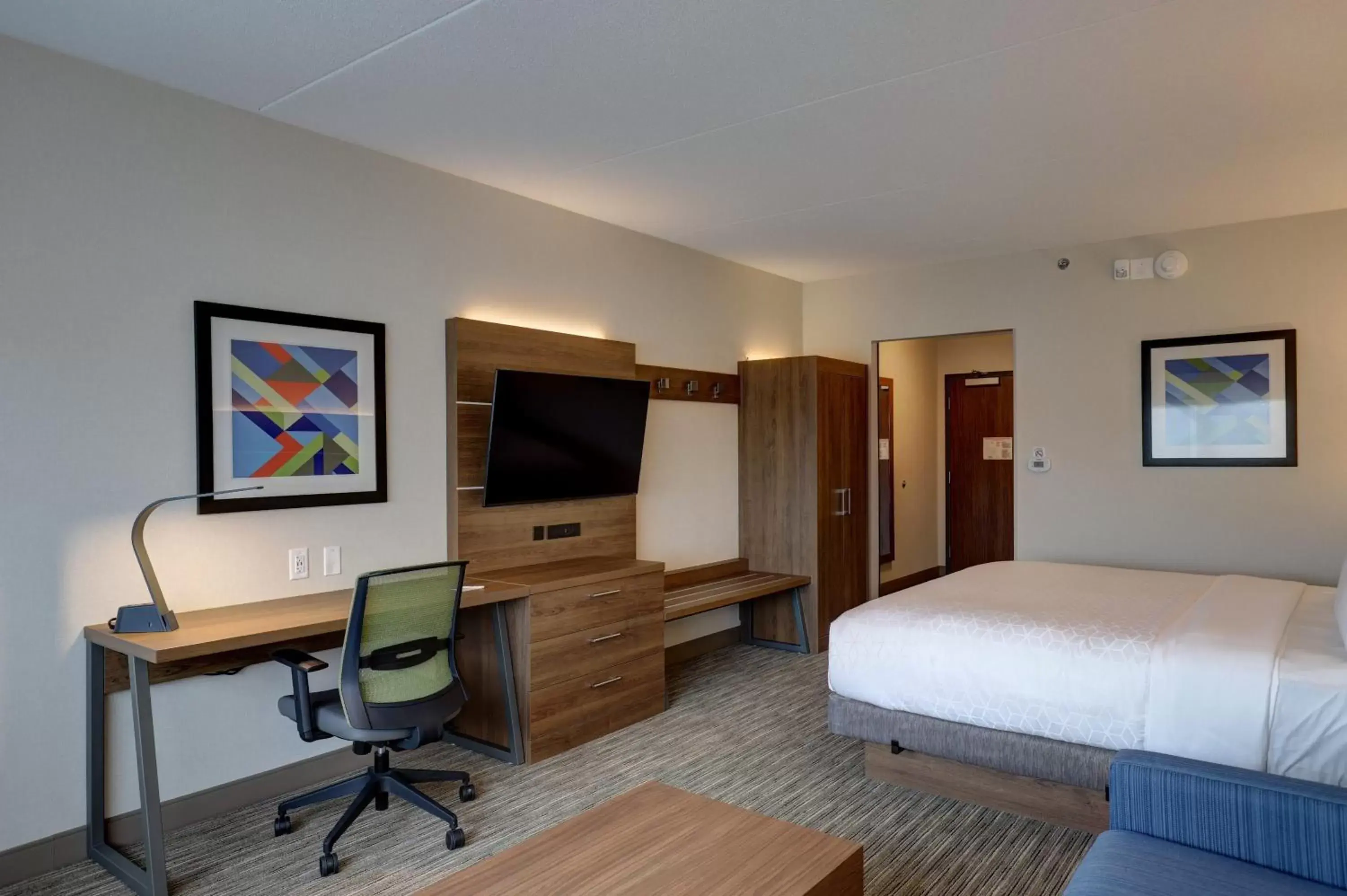 acessibility, TV/Entertainment Center in Holiday Inn Express - Kingston West, an IHG Hotel