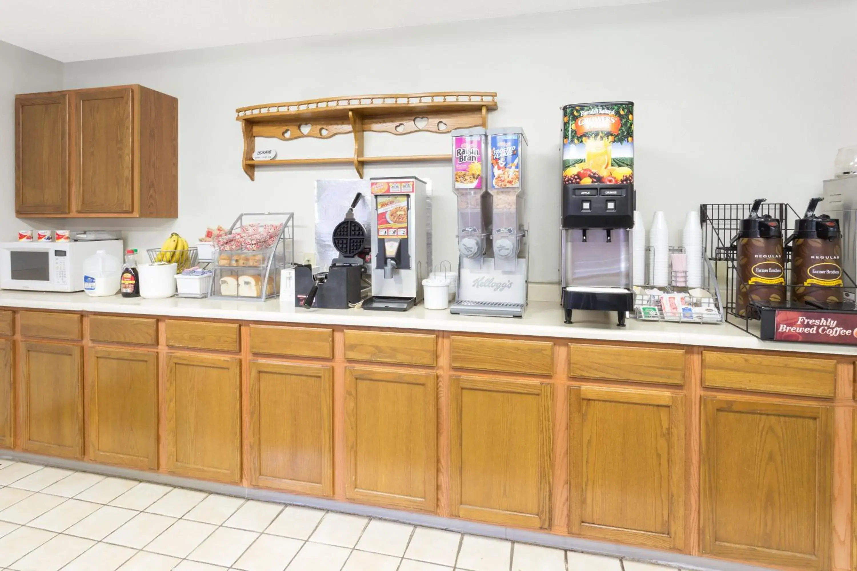 Coffee/tea facilities in Super 8 by Wyndham Dewitt