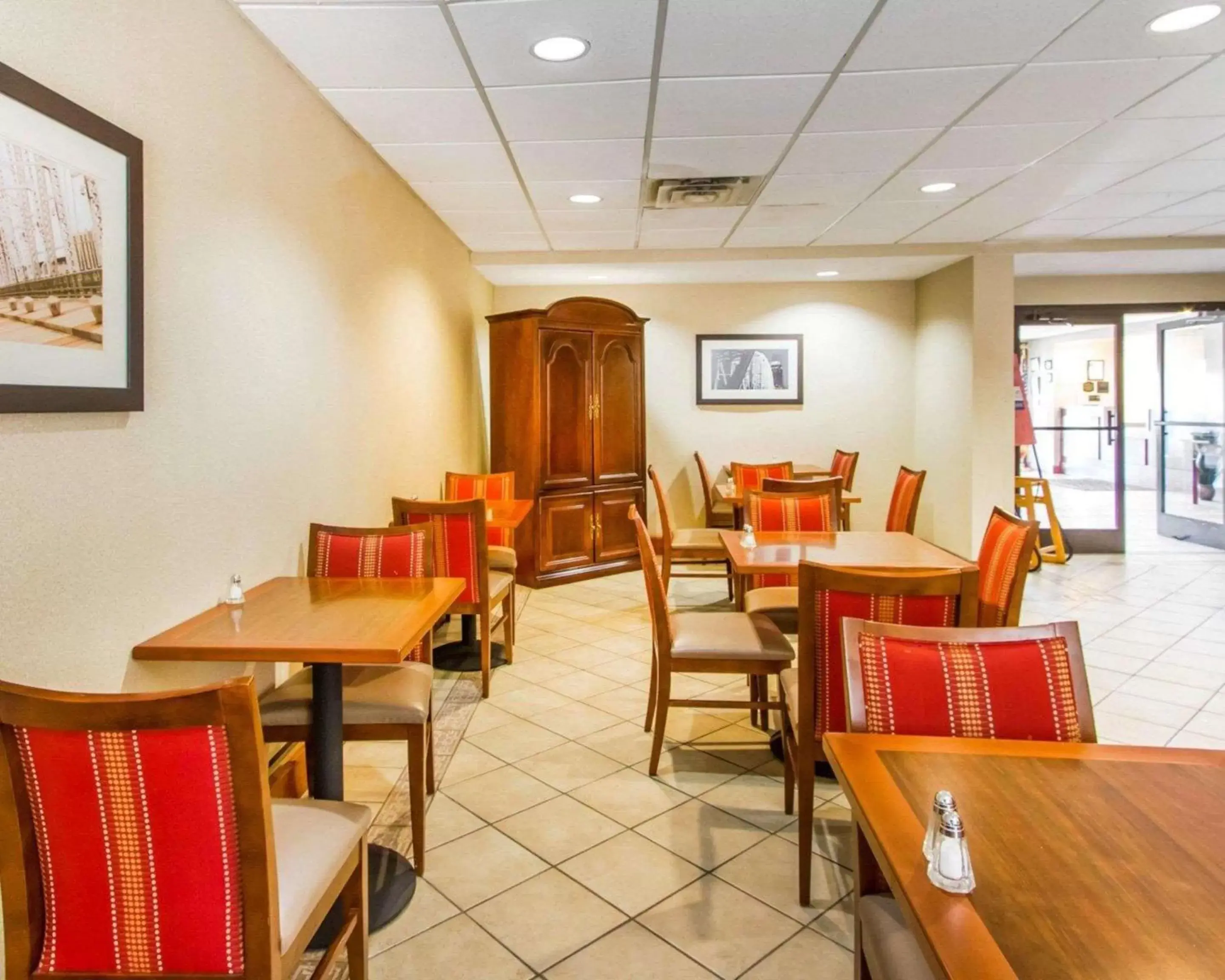 Restaurant/Places to Eat in Quality Inn