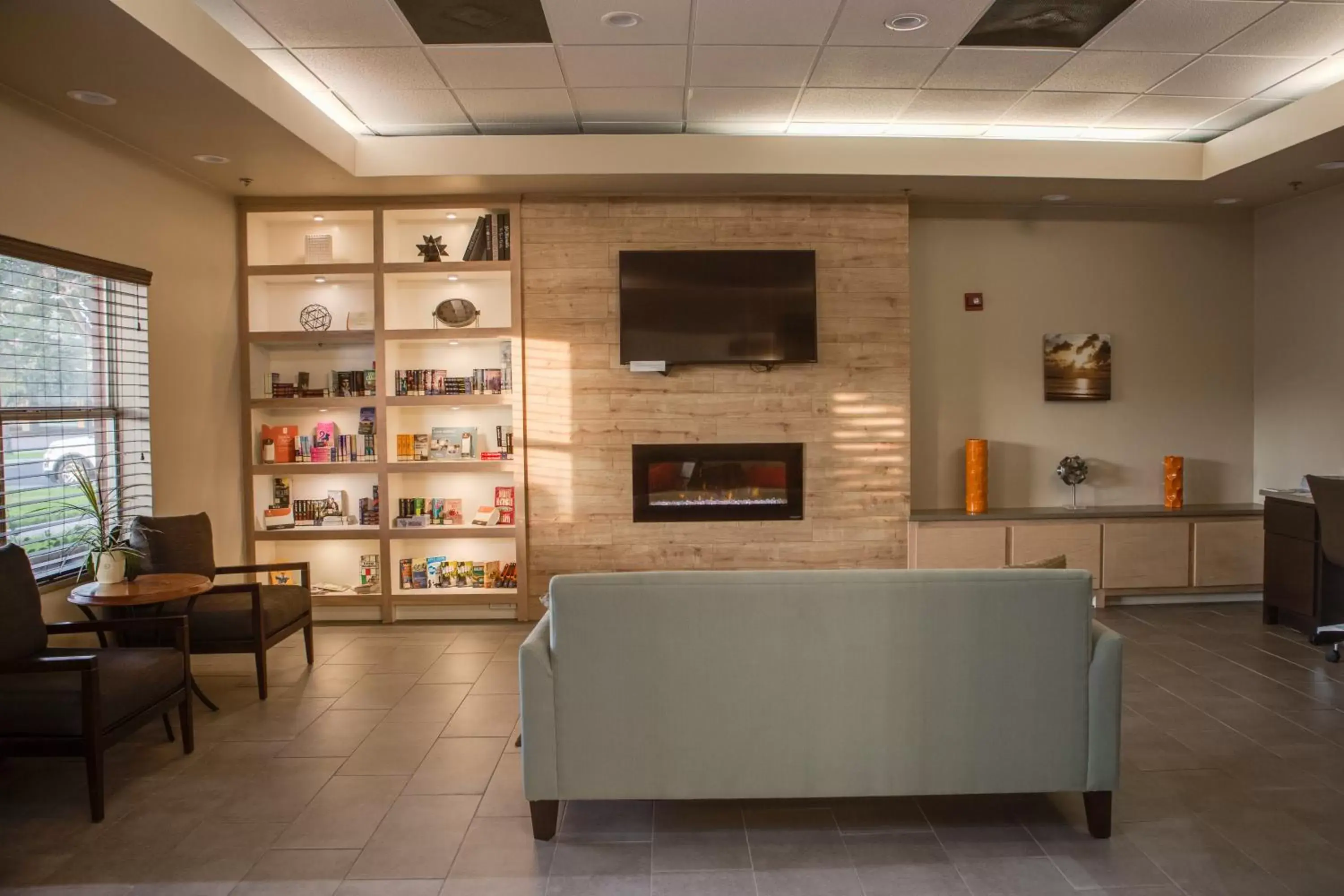 Communal lounge/ TV room, Kitchen/Kitchenette in Country Inn & Suites by Radisson, Harlingen, TX