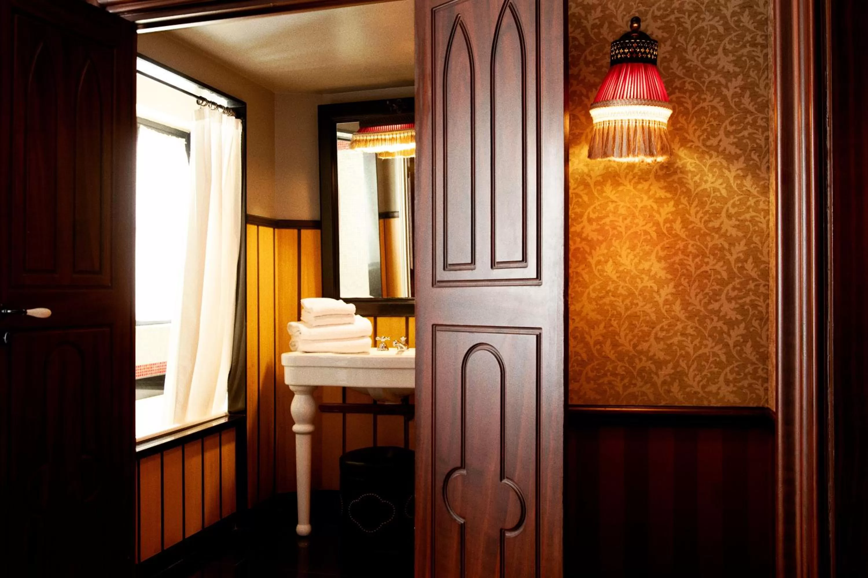 Bathroom in Hôtel Bourg Tibourg - Paris Marais