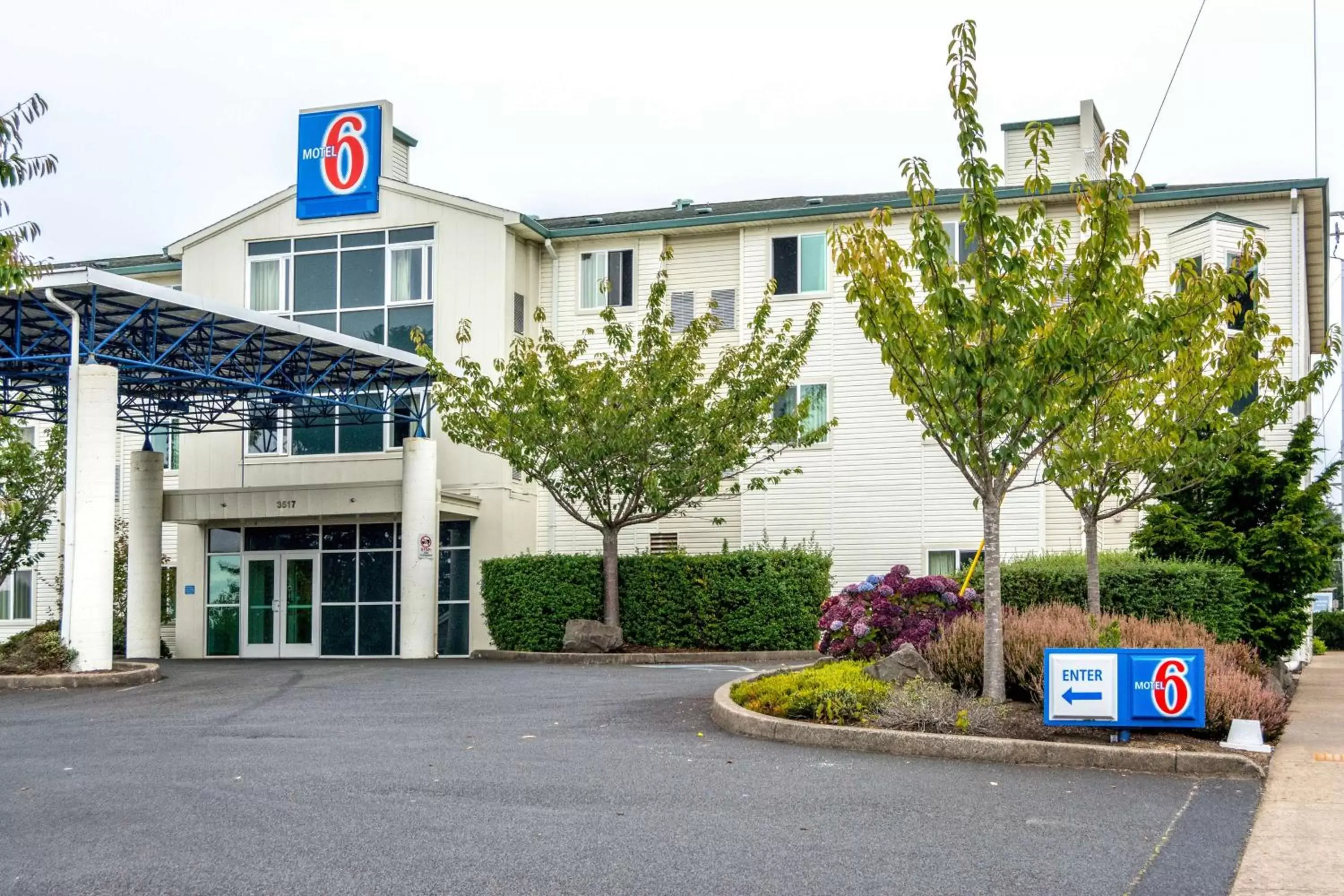 Property Building in Motel 6-Lincoln City, OR