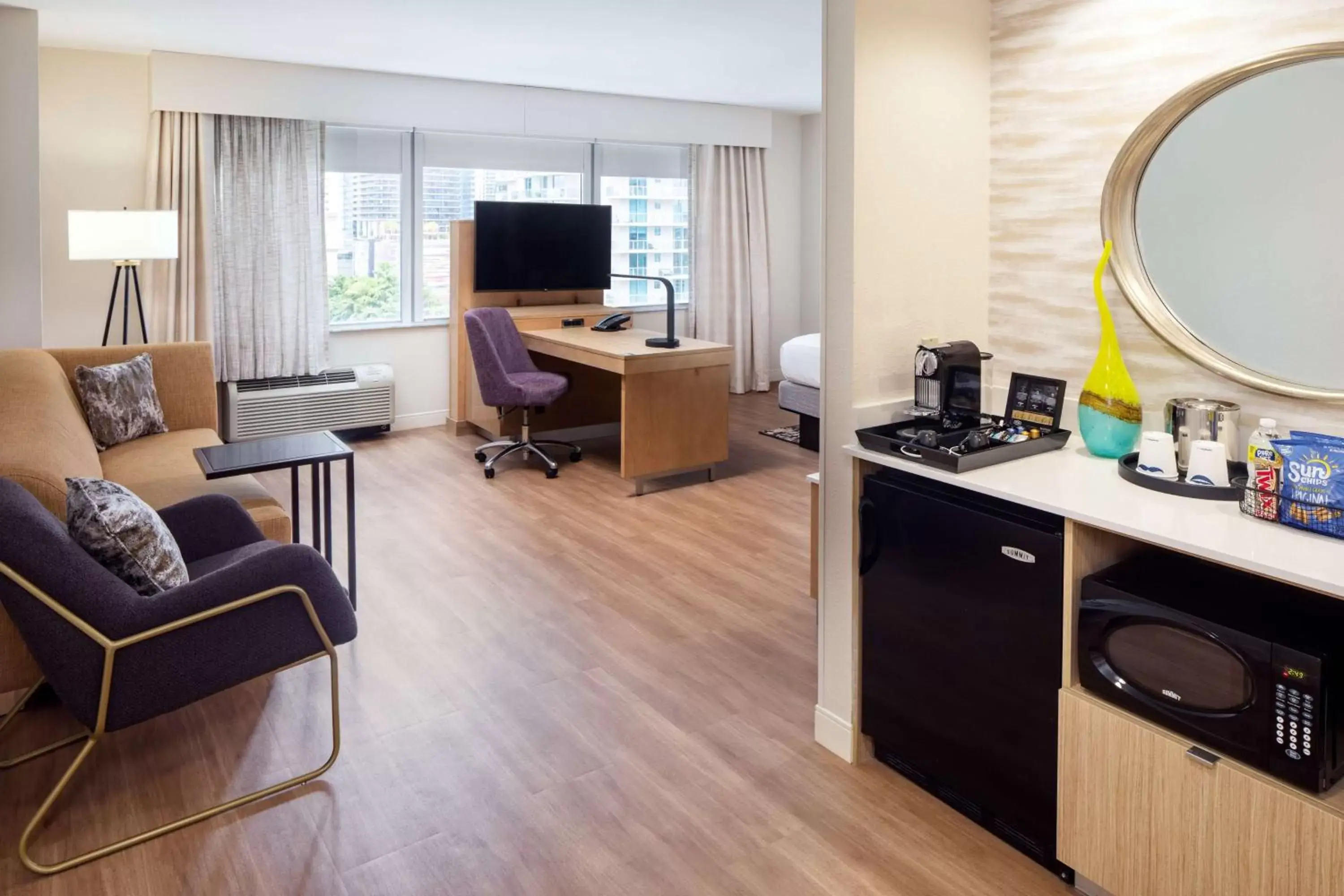 Living room, TV/Entertainment Center in Hampton Inn & Suites by Hilton Miami Downtown/Brickell