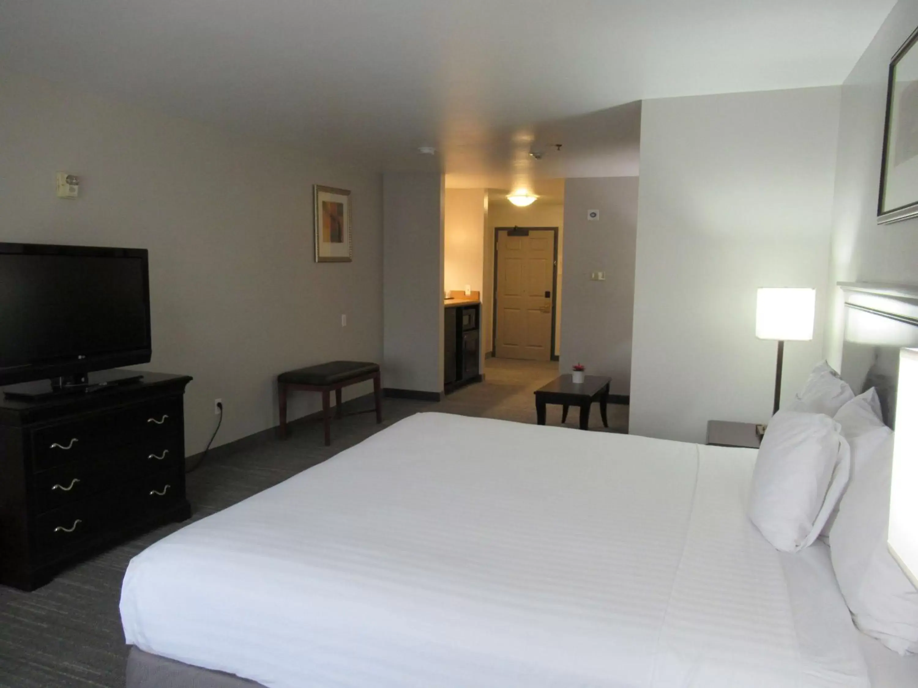 Bedroom, Bed in Country Inn & Suites by Radisson, Ontario at Ontario Mills, CA