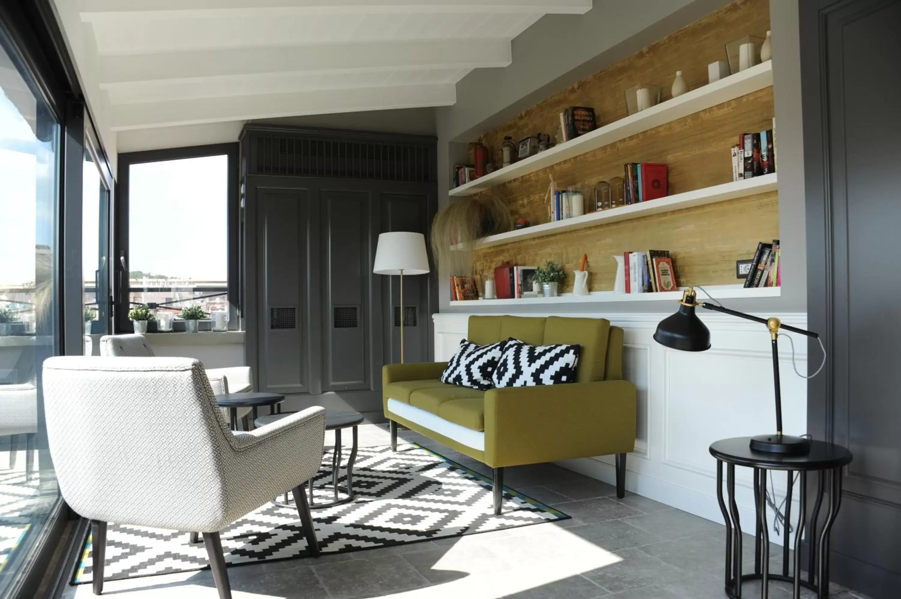 Communal lounge/ TV room in Trianon Borgo Pio Aparthotel