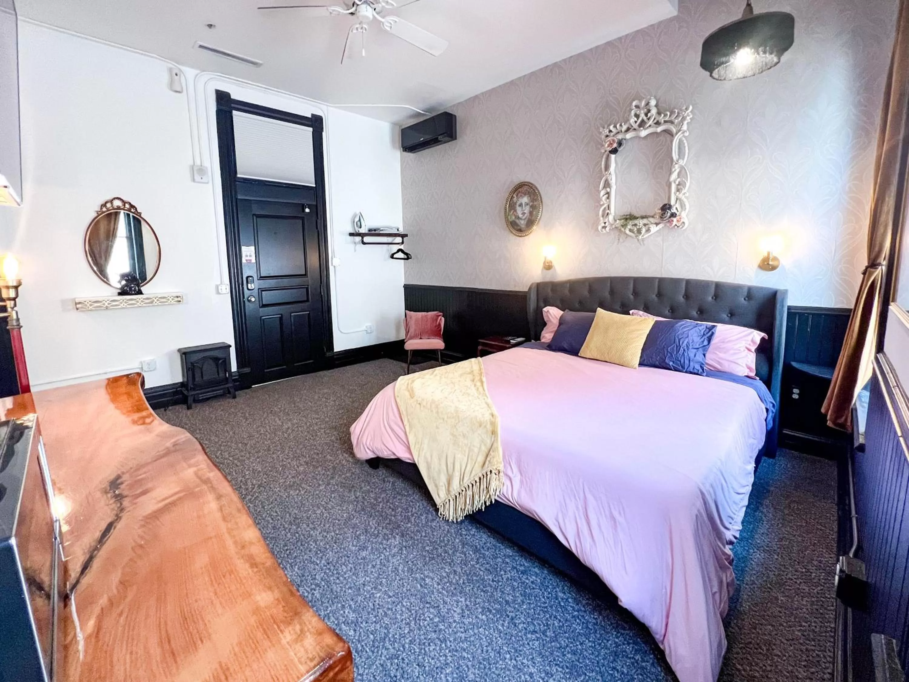 Bed in The Oliver Inn