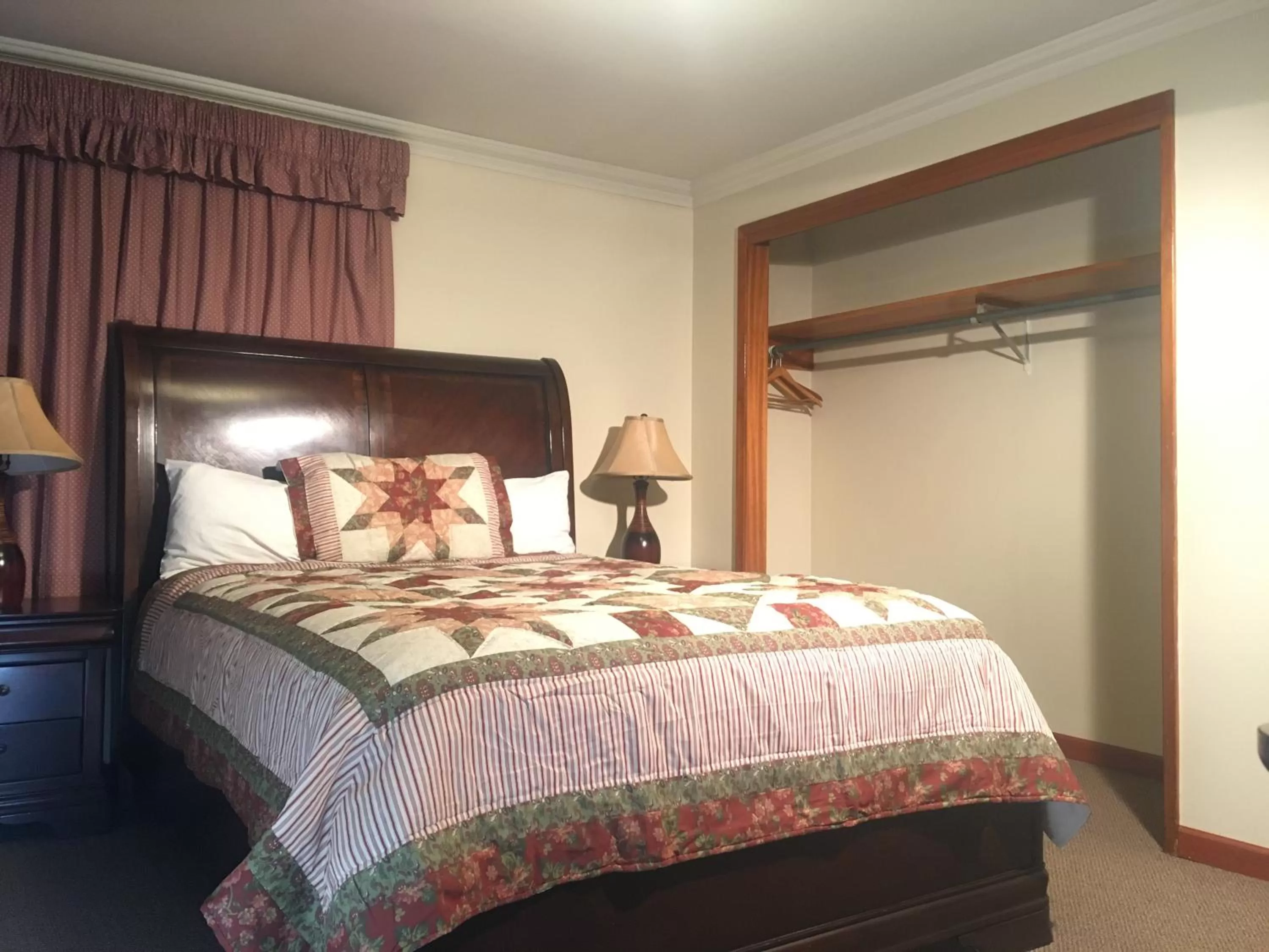 Bed in Acorn Motor Inn