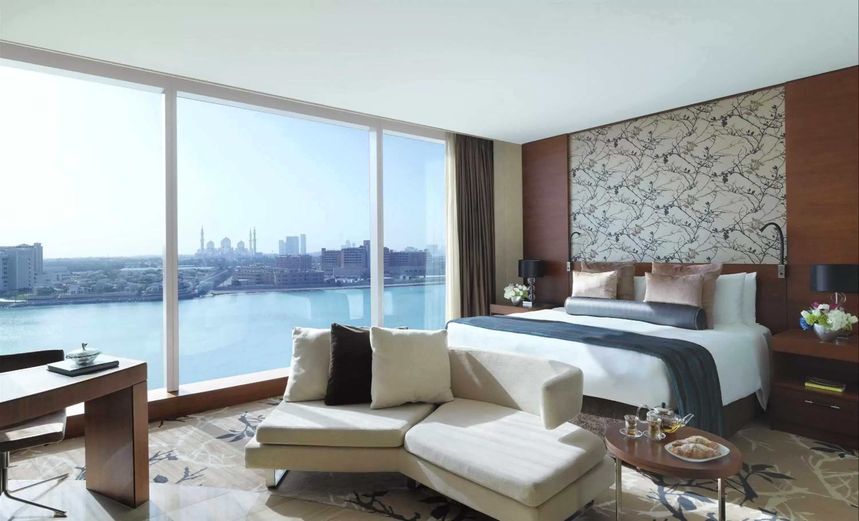 Fairmont King Room with Creek View - Smoking in Fairmont Bab Al Bahr