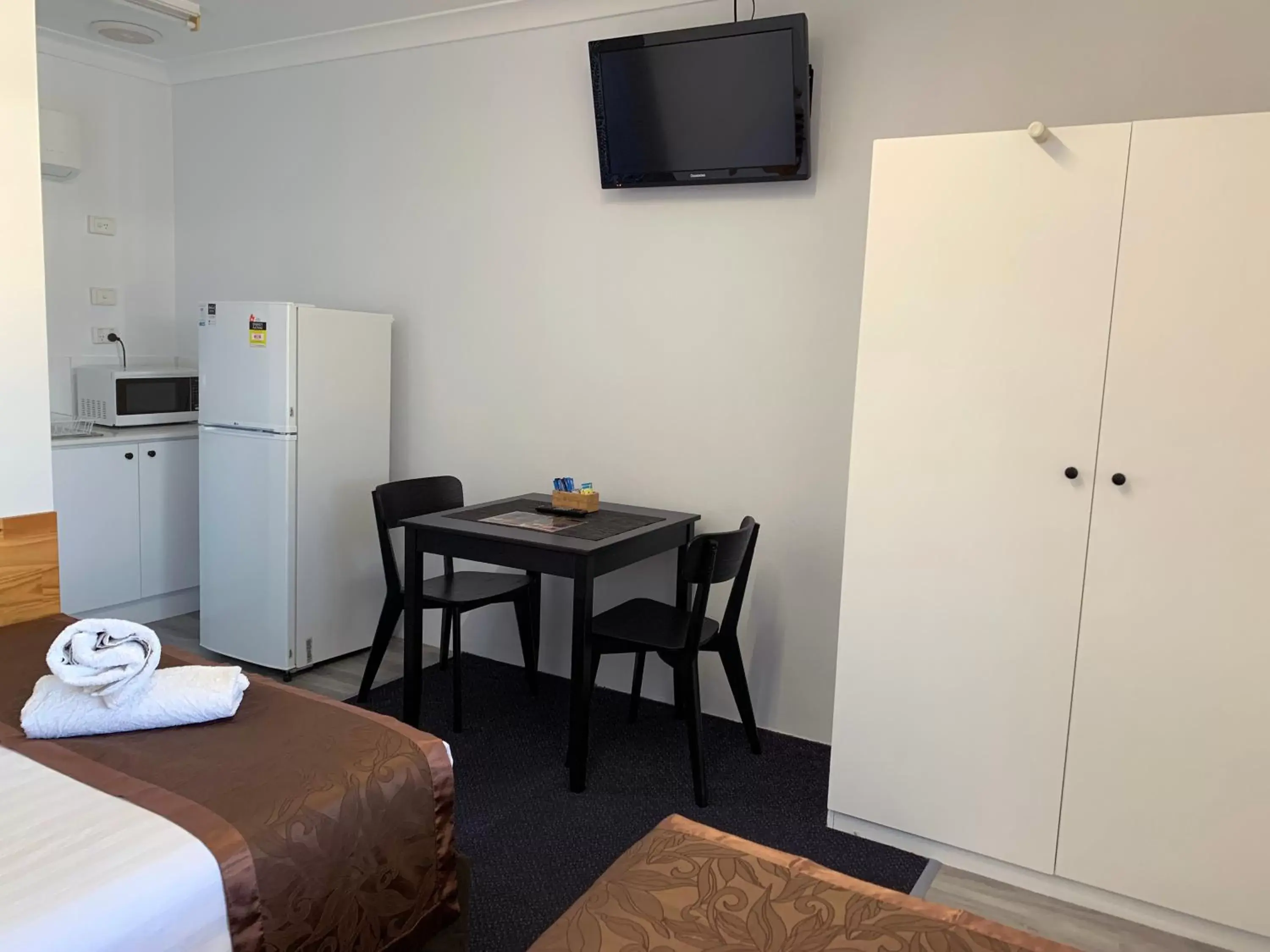 TV and multimedia, TV/Entertainment Center in Baths Motel Moree