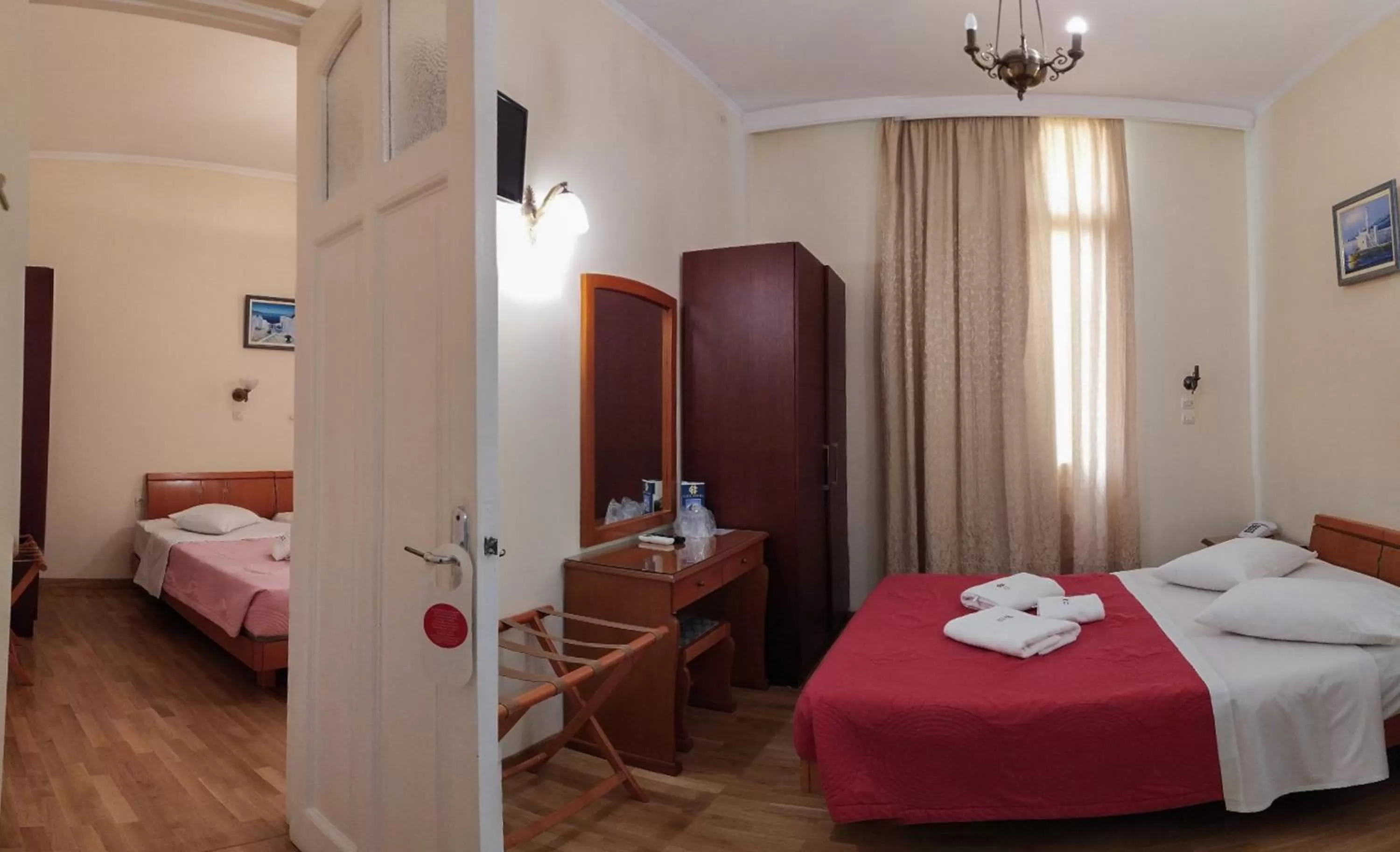 Photo of the whole room, Bed in Cecil Hotel