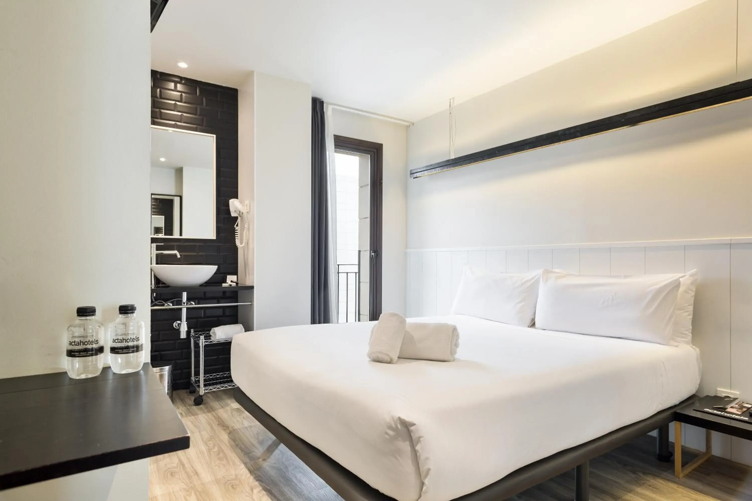 Photo of the whole room, Bed in Acta BCN 40