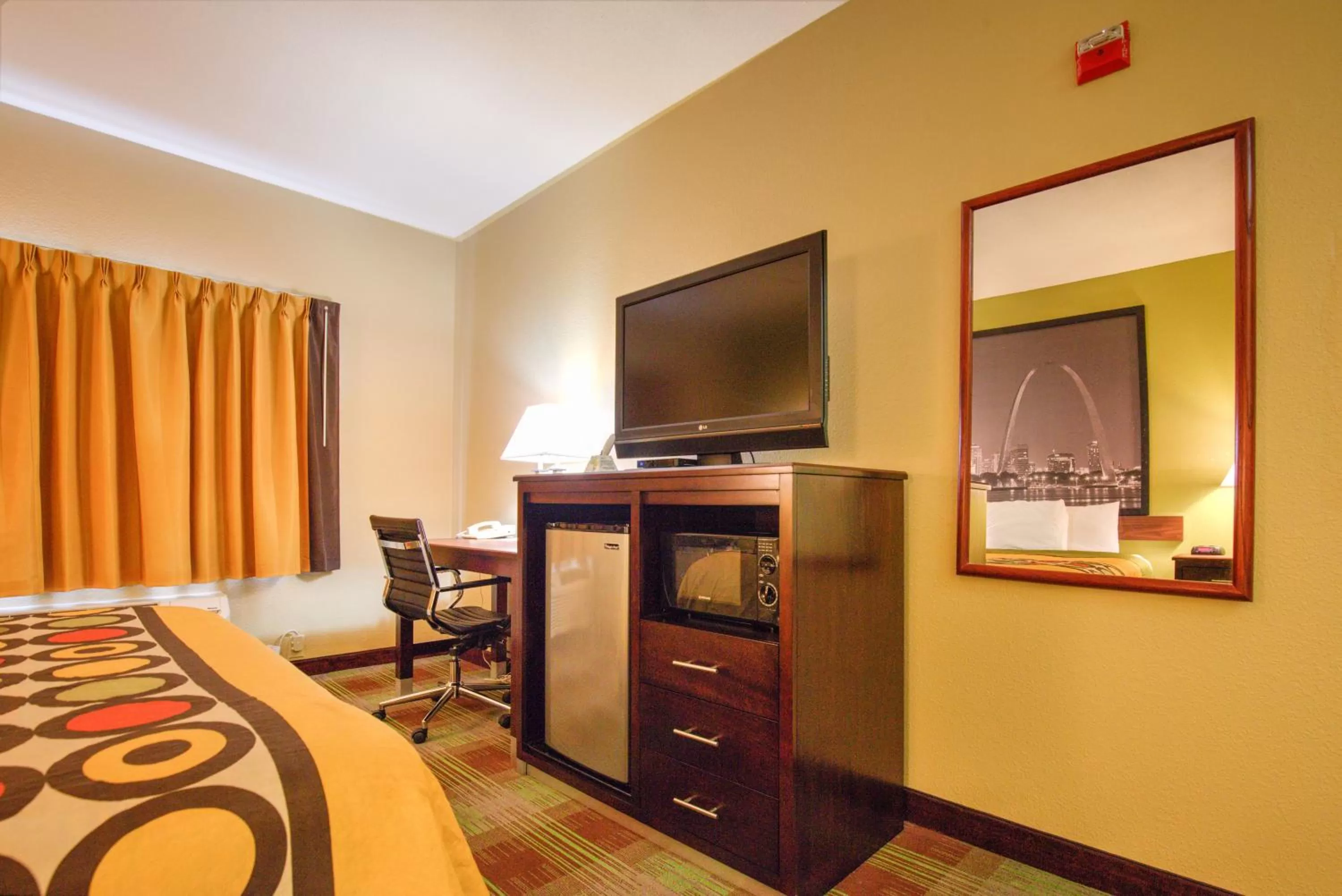 TV and multimedia, Bed in Super 8 by Wyndham Waterloo