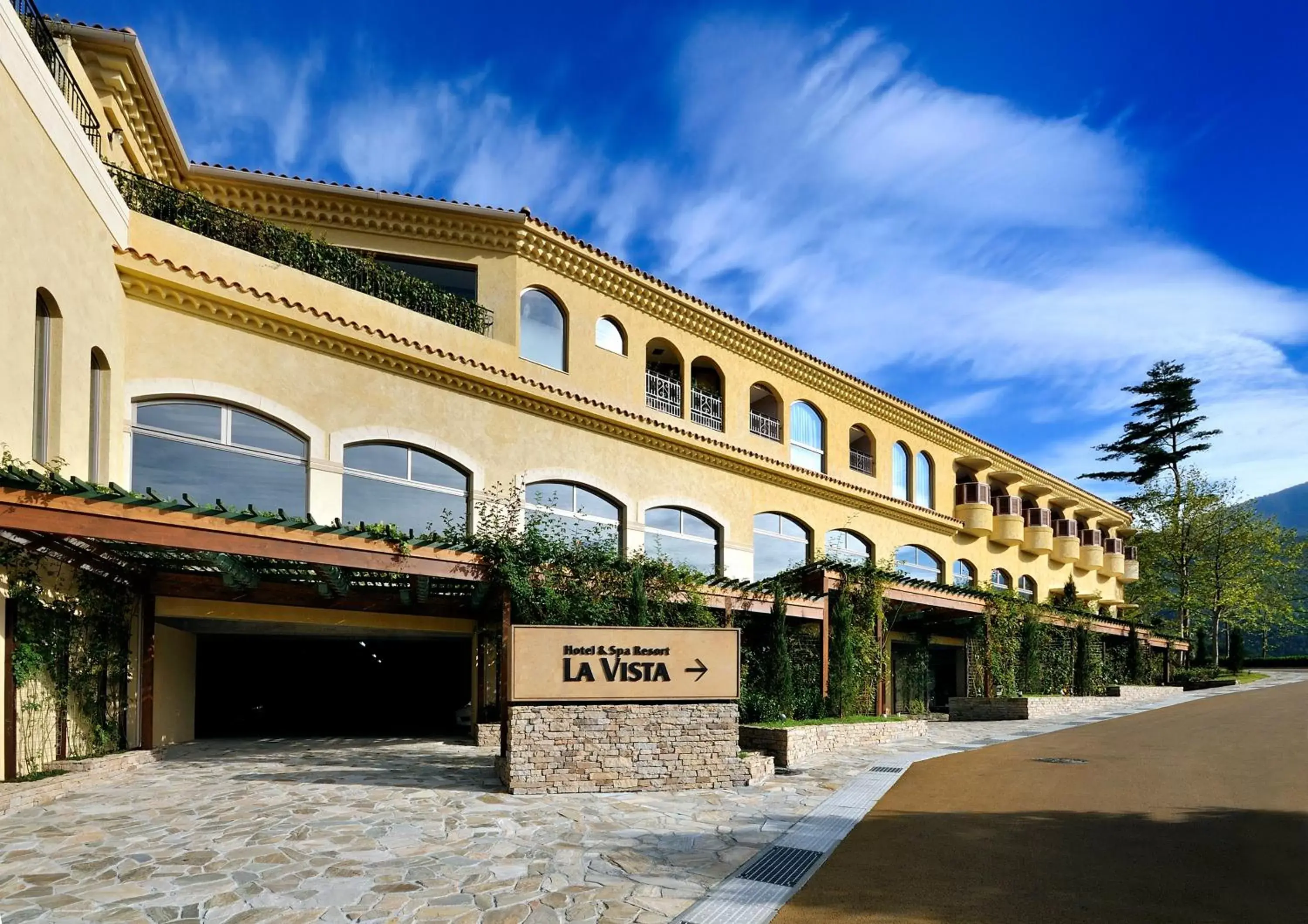 Facade/entrance in La Vista Fujikawaguchiko Facade/entrance in La Vista Fujikawaguchiko