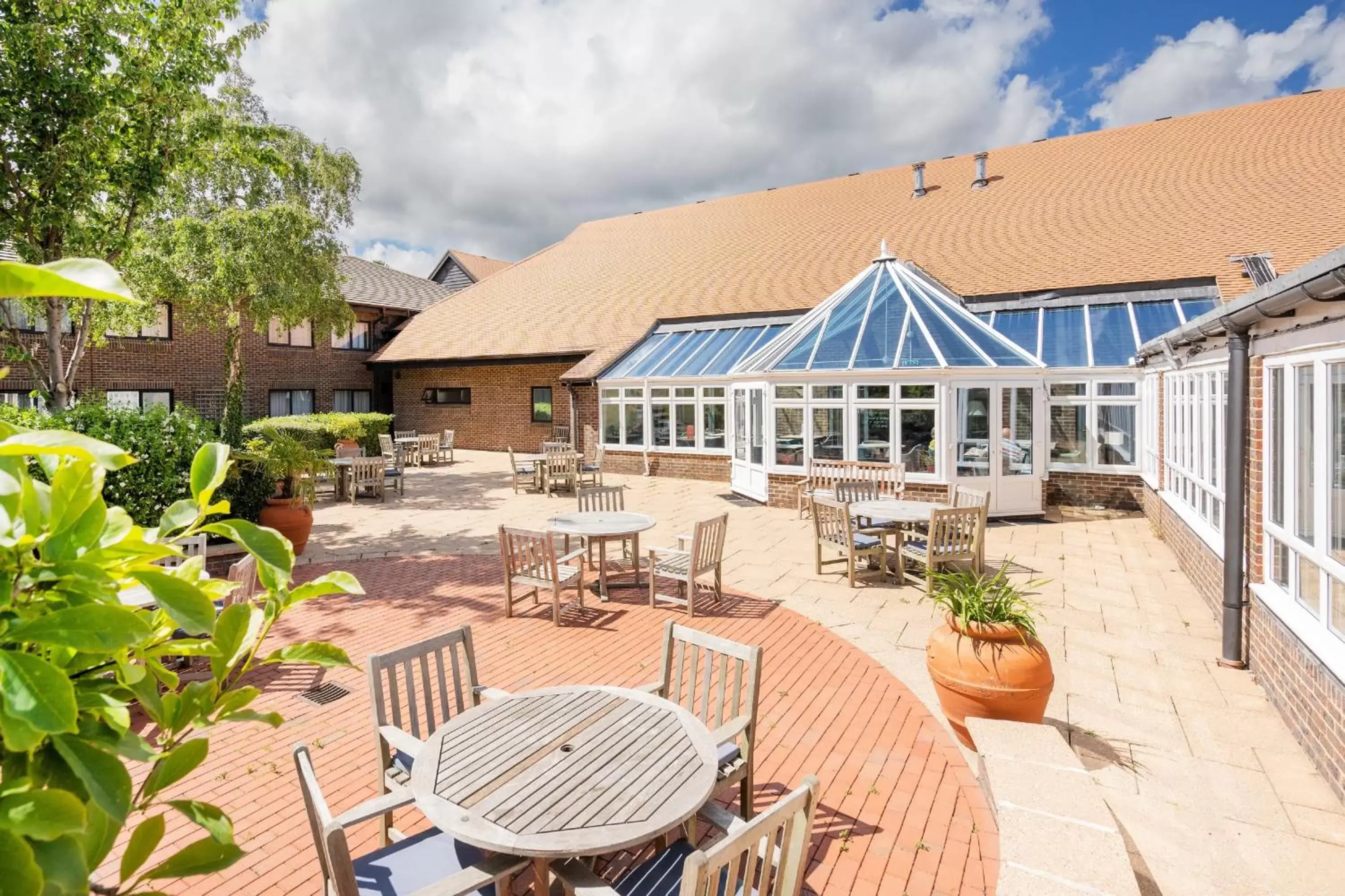 Property building, Restaurant/Places to Eat in Holiday Inn Maidstone-Sevenoaks, an IHG Hotel