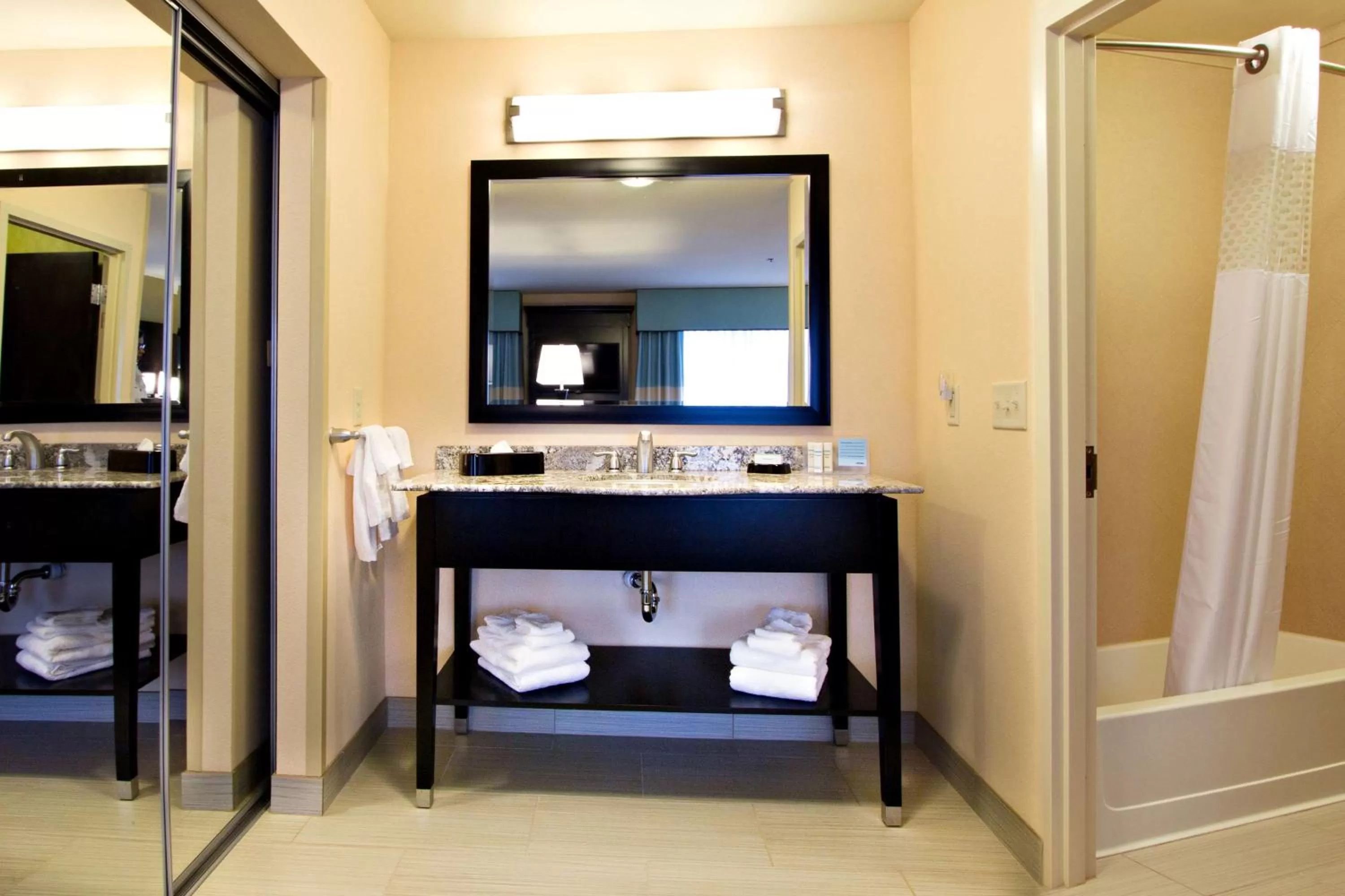 Bed in Hampton Inn & Suites Salt Lake City/Farmington