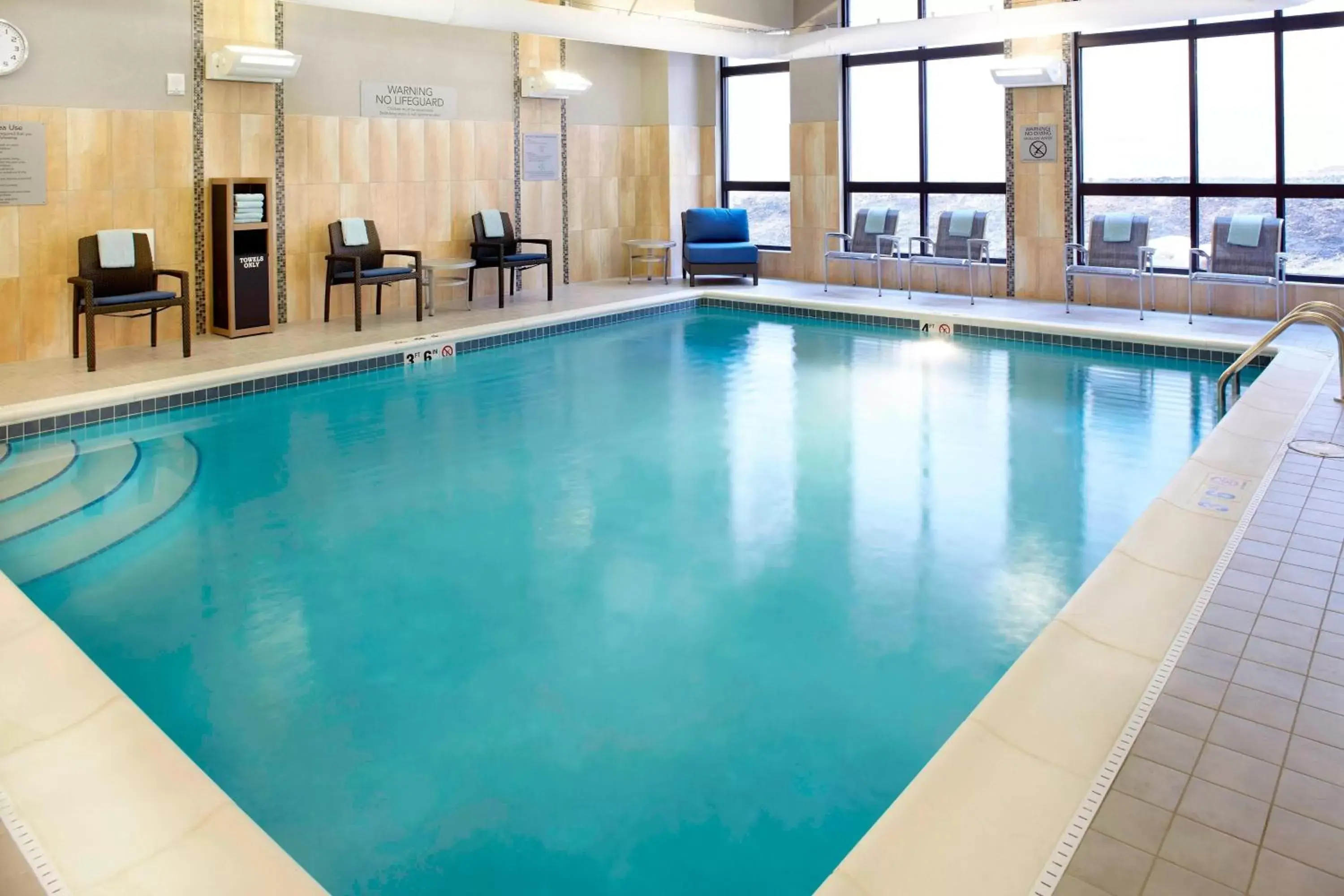 Swimming Pool in Courtyard by Marriott Akron Downtown