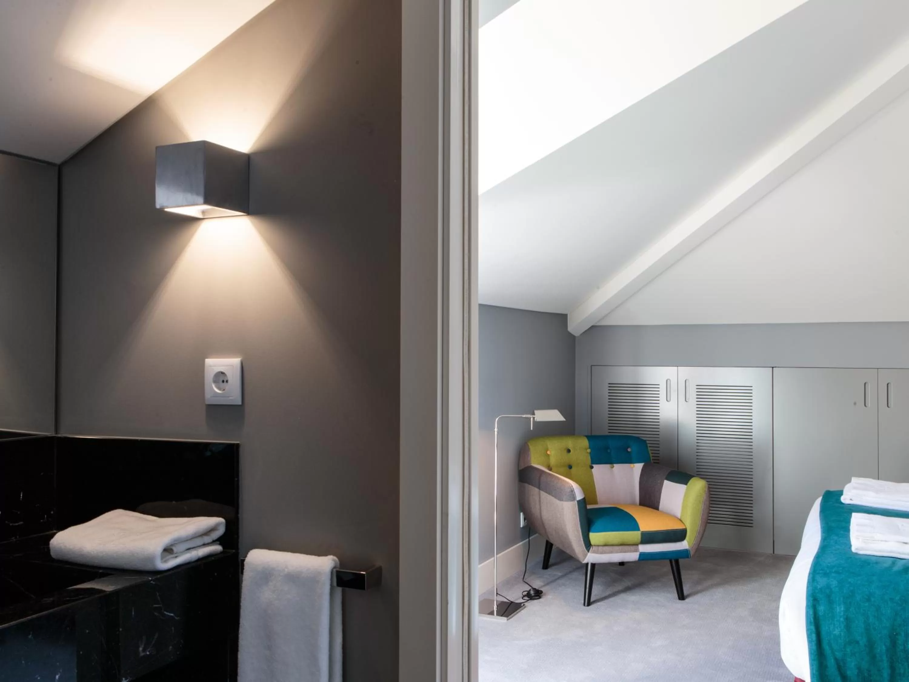 Photo of the whole room, Bed in Dear Lisbon - Gallery House