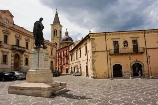 Property Building in Dietro Piazza Maggiore