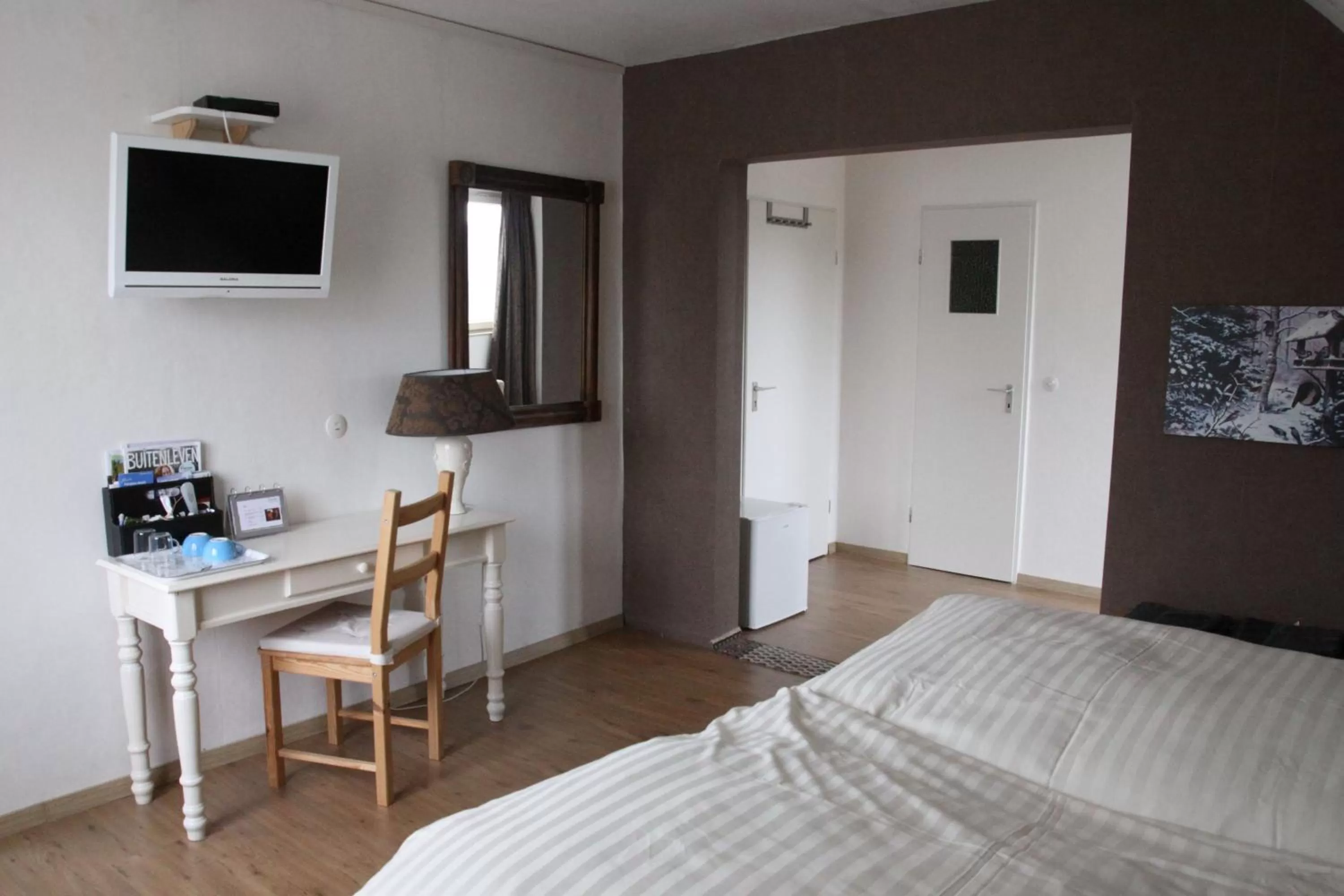 Photo of the whole room, TV/Entertainment Center in B&B Orchidee