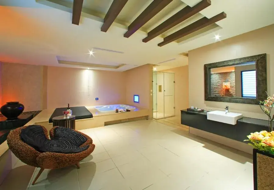 Living room, Bathroom in Amain Boutique Motel Tucheng