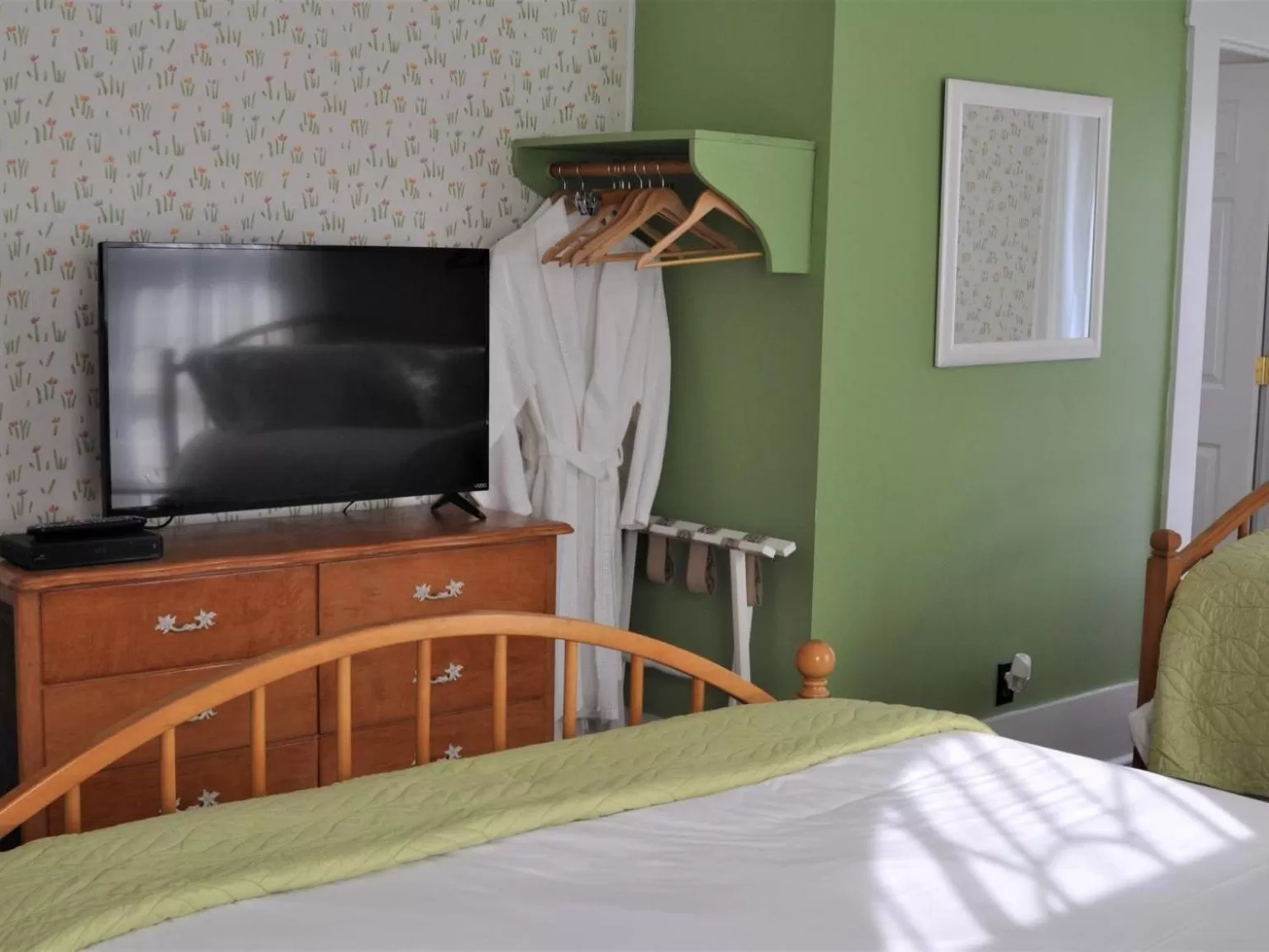 Bedroom, TV/Entertainment Center in The Doctor's Inn