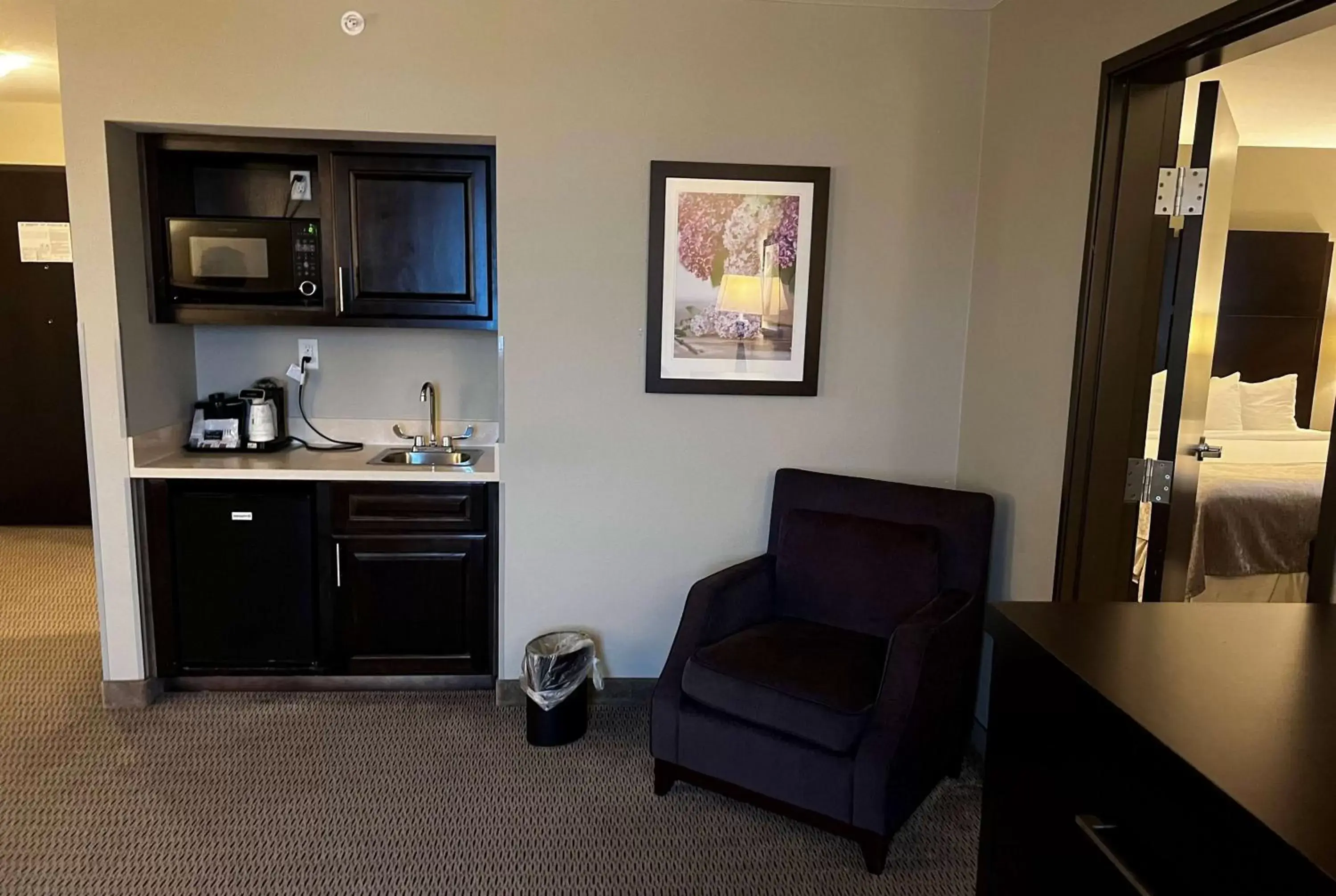 Photo of the whole room, Kitchen/Kitchenette in Baymont by Wyndham College Station