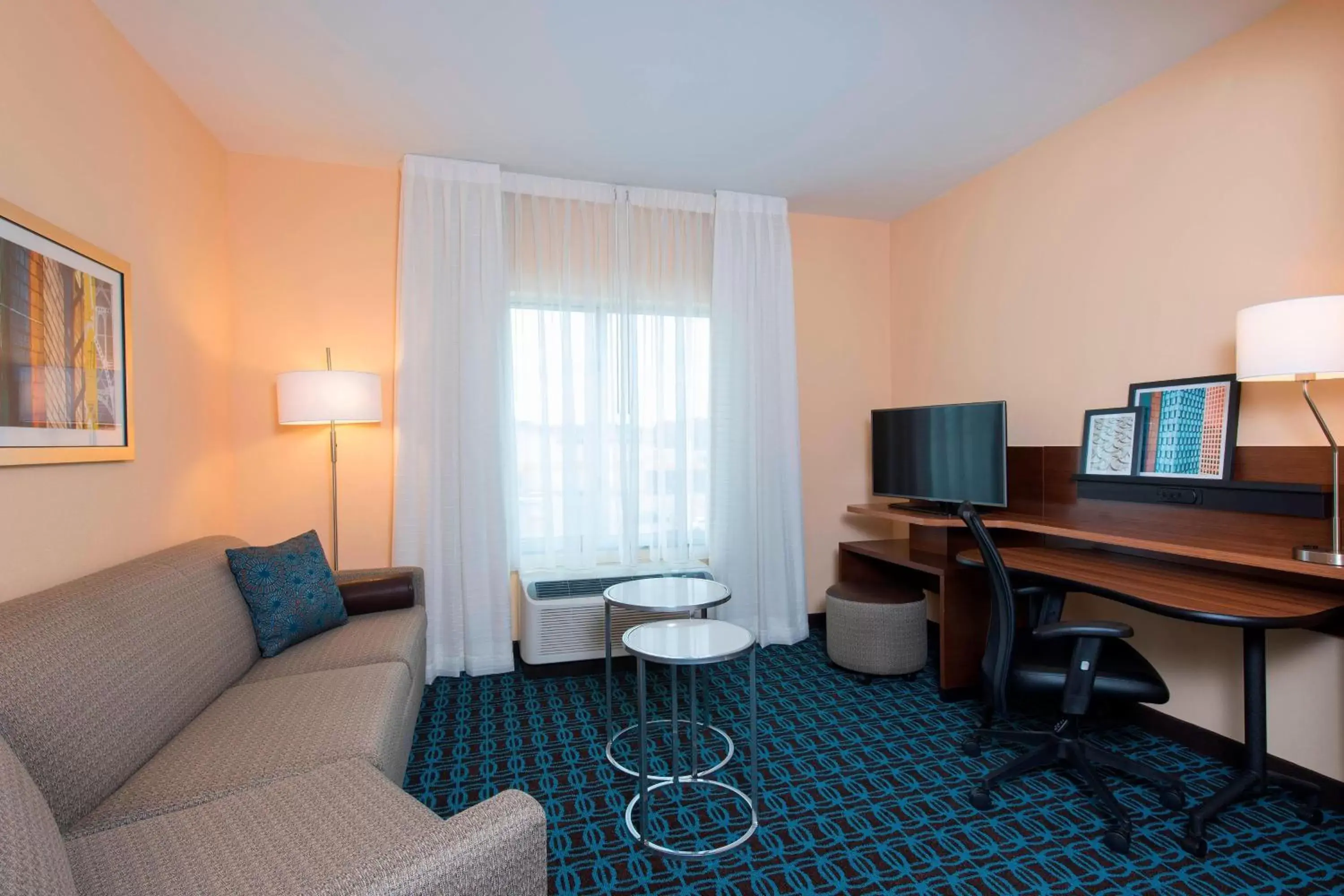 Living room, TV/Entertainment Center in Fairfield Inn & Suites by Marriott Jackson Clinton