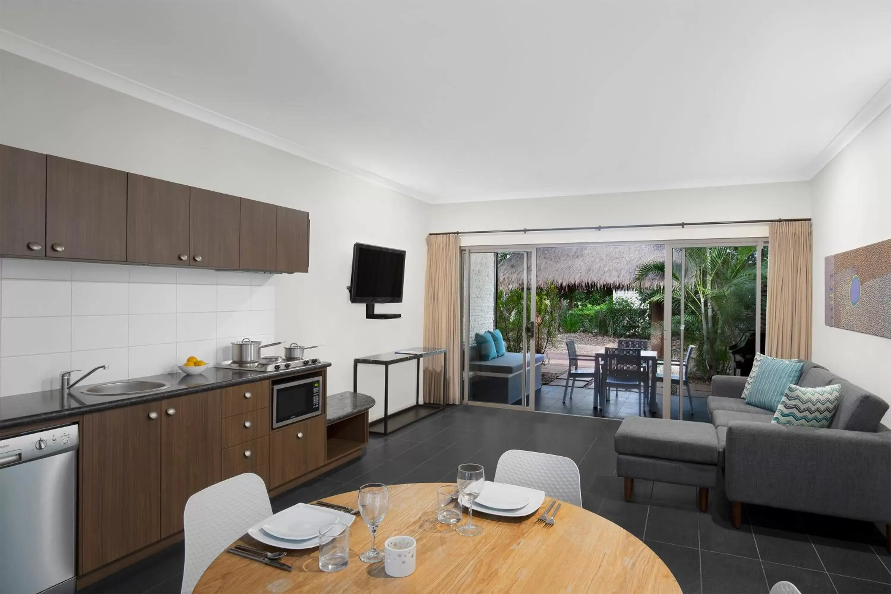 Kitchen or kitchenette, Dining Area in Mantra Frangipani Broome